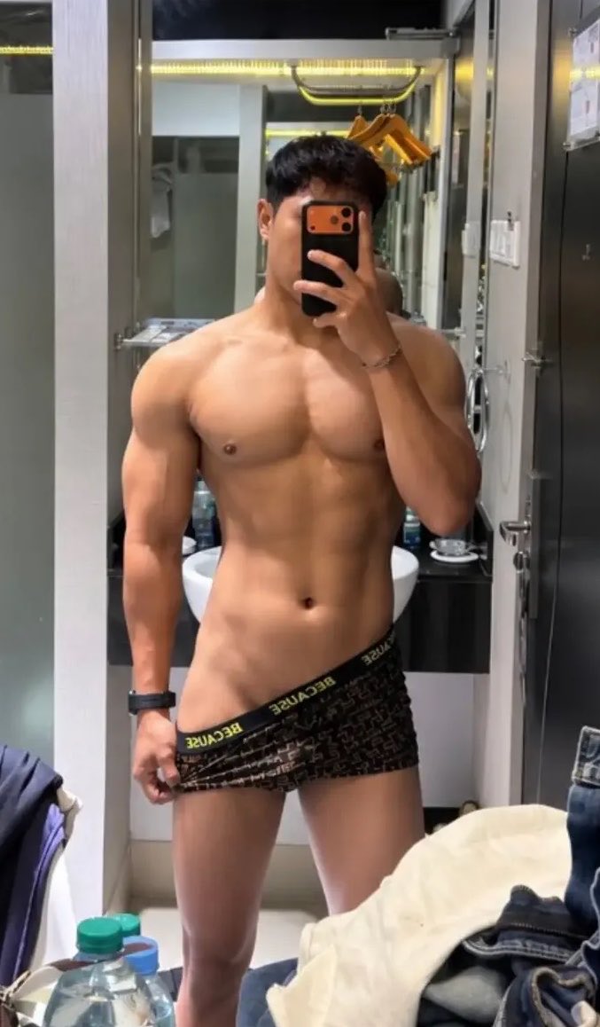 mimxlio's tweet photo. Kamu lebih suka cowok badan sangat bagus tapi agak femboy atau badan cukup lumayan bagus tapi manly? https://t.co/XJRp4dWplq