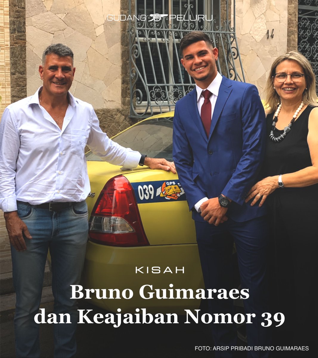 GUDANGxPELURU's tweet photo. Pemain Brasil ini selalu mengenakan angka punggung yang sama dengan nomor taksi ayahnya. Armada  ringkih itulah yang memberinya makan, pakaian, tempat tinggal, sepatu bola, hingga membawanya ke panggung dunia.

MARCIA GUIMARAES sedikit terhenyak sewaktu dokter mulai memaparkan diagnosis. Putra semata wayangnya yang berusia tiga tahun, Bruno Guimaraes, dinyatakan mengidap pneumonia. Dokter menyarankan anak lelaki yang lahir pada 16 November 1997 itu sering berolahraga. Hanya dengan begitu ia lekas sembuh dari paru-paru basah.

"Bagaimana kalau masuk sekolah futsal?” Suami Marcia yang bernama Dick Moura mengutarakan usul.

“Tidak, tidak, dan tidak! Aku tak sanggup punya satu lagi orang sepertimu di rumah. Aku bisa stres,” tukas Marcia.

Perempuan yang bekerja di diler sepeda motor itu memang tak menyukai sepak bola. Uniknya, suaminya justru amat tergila-gila olahraga tersebut sebagaimana lelaki Brasil kebanyakan.

Marcia akhirnya memasukkan Bruno ke sekolah renang pada 2000. Bocah tersebut mengikuti pelajaran dan praktik renang selama satu setengah tahun. Sampai suatu hari pada 2002, Bruno yang sudah berusia lima tahun datang dan menangis di depan ibunya.

"Mom, renang? Serius? Ini bukan aku. Aku harusnya bermain sepak bola!”

Marcia terpaksa meluluskan permintaan itu. Ia sadar Bruno harus terus berolahraga agar tidak terserang pneumonia lagi. Bruno pun mengikuti latihan futsal saban akhir pekan. Ia berlari dan menendang bola dari pagi hingga malam di lapangan futsal dekat rumah.

Keluarga kecil Bruno tinggal di kawasan Vila Isabel, Rio de Janeiro, Brasil, tak jauh dari Stadion Maracana yang berkapasitas 75 ribu penonton. Anak-anak di bawah 12 tahun seperti Bruno digratiskan menonton. Dari situlah Bruno segera jatuh hati kepada sepak bola.

Adapun kehidupan Bruno kecil, terbilang sederhana. Ibunya penjaga toko, ayahnya sopir taksi bernomor 039. Armada kuning itu berkeliling kota karnaval Rio siang maupun malam.

Pernah suatu Sabtu atau Minggu, Bruno berlatih di lapangan futsal seharian di gedung olahraga dengan perut lapar. Ia menemui ibunya.

“Mom, belikan hamburger lagi untukku. Aku masih ingin bermain bola,” pinta Bruno setengah memohon.

“Tidak.”

Bruno tak mengerti mengapa ibunya menolak. Baru bertahun-tahun kemudian, ia tahu ibunya selalu berutang di kios hamburger dan baru bisa melunasinya pada akhir bulan. Bruno kecil pun terbiasa berlatih bertemankan roti ham keju murah dan minuman sari buah Guaravita.

Bruno berlatih futsal di bawah asuhan seorang pelatih lokal bernama Mario Jorge. Pada hari-hari lain, ia bermain bola di jalan seraya membayangkan Ronaldinho, pemain idolanya. Tubuhnya yang kurus mengisi posisi sayap. Sayangnya tidak ada yang istimewa dari permainan Bruno dibanding anak-anak seusianya.

Bruno sudah berusia 12 tahun ketika mengikuti seleksi di klub Botafogo di Rio. Ditolak. Ia lalu mencoba ke klub Fluminense yang harus ditempuh dengan bus selama dua jam. Lagi-lagi ditolak.

Hati remaja itu berantakan. Bruno mulai berpikir sepak bola hanya cinta yang bertepuk sebelah tangan. Namun setiap kali ingin berhenti, ibunya selalu menceritakan kisah Cafu. Pemain tim nasional Brasil itu pernah berkali-kali ditolak klub sebelum menjadi legenda.

"Jangan menyerah, Nak. Kamu tahu impianmu," ucap ibunya memberi semangat.

Bruno tersadar. Ibunya yang dulu ingin dia menjadi perenang kini justru mendukungnya.

Pelatih futsal Mario Jorge akhirnya mengubah posisi Bruno sebagai gelandang bertahan. Jorge membawanya ke klub lokal Audax Rio. Bruno yang berusia 13 tahun diterima tanpa seleksi pada 2010.

Dua tahun kemudian atau pada 2012, Bruno direkrut Audax Sao Paulo. Anak tunggal tersebut harus hidup sendirian di kota sejauh 430 kilometer dari rumah. Ayahnya mengantar dengan taksi kuning nomor 039. Mereka berkendara selama enam jam.

Bruno tinggal di sebuah asrama sempit berisi 18 tempat tidur bertingkat. Ia tak berhenti menangis pada malam pertama. Sialnya kamar Bruno sering diserang tikus. Ia pun menelepon dengan ponsel murah yang dibelikan ayahnya.

“Mom, belikan aku tiket bus. Aku mau pulang,” rengek Bruno.

Ibunya menjawab pelan.

"Tenang, Nak. Sebentar lagi kita akan bersama lagi. Ini impianmu. Inilah yang benar-benar kamu inginkan."

Kedua orang tua Bruno, Marcia dan Dick, berkunjung setiap akhir pekan ke asrama. Mereka datang naik taksi nomor 039. Bruno tinggal di asrama klub di Kota Sao Paulo selama tiga tahun. Usianya sudah 17 tahun pada 2014 namun kariernya tidak juga bersinar.

Penghasilan Bruno dari klub bahkan hanya R$400 (Real Brasil) per bulan. Padahal tagihan ponselnya saja sudah R$100. Bruno yang mulai dewasa berpikir realistis. Apabila sampai usia 18 tahun belum mendapat kontrak profesional, ia akan menjadi sopir taksi seperti ayahnya.

Hanya tinggal beberapa bulan sebelum Bruno benar-benar mengikuti ujian SIM, pelatih klub Fernando Diniz memberi kesempatan. Bruno masuk skuad dan bermain di liga Negara Bagian Sao Paulo.

Bruno memang bukan pesepakbola yang lahir dengan bakat seperti Neymar atau Vinicius Jr. Modalnya hanya satu yaitu terus bekerja keras. Namun berkat itulah ia dipinjamkan ke klub Athletico Paranaense pada Mei 2017. Bruno segera menelepon ayahnya.

"Dad, aku sebaiknya memakai nomor berapa? Apa nomor 97 saja karena aku lahir tahun 1997?"

"Bagaimana kalau 39? Itu lebih dari sekadar angka. Nomor 039 telah memberi kita rumah, makanan, perabotan, dan sepatu bolamu,” jawab Dick Moura di ujung sambungan.

"Ide yang bagus, Dad. Nanti aku tanyakan apakah nomor itu masih tersedia."

Bruno menyelesaikan tes medis dan berbagai proses administrasi lalu pergi ke ruang ganti. Seragam sudah tersedia di sana lengkap dengan nomor punggungnya. Bruno membuka tas perlengkapan latihan dan terkejap. Nomor seragam itu 39.

"Kalau kamu tidak suka, kami bisa menggantinya," tutur petugas klub yang mengantarnya.

"Tunggu. Kalian sedang bercanda?”

"Tidak. Nomor itu memang kosong. Kalau tidak suka, kami akan menggantinya,” bantah petugas tersebut.

"Tidak. Ini sempurna," jawab Bruno masih dengan wajah tak percaya. Ia pun menangis sesenggukan.

Satu setengah musim di Athletico Paranaense, Bruno memenangkan kompetisi antarklub terbesar kedua di Amerika Selatan, Copa Sudamericana, pada penutup 2018. Juninho meneleponnya dan mengajak Bruno bergabung ke Lyon pada musim dingin 2020. Mengenakan nomor 39 di klub Prancis itu, Bruno tampil di semifinal Liga Champions. Ia akhirnya berlabuh di Newcastle United bersama seragam nomor 39.

Dalam artikel autobiografinya di The Players' Tribune, Bruno menceritakan keajaiban nomor 39. Ia mengatakan angka itu seperti aneh bagi pesepakbola.

“Tapi bagiku, angka 39 itu istimewa, bahkan lebih dari itu. Angka ini ajaib. Nomor 39 telah memberikan segalanya dalam hidupku. Nomor itu membawaku sampai ke Newcastle. Nomor itu memberiku makan, memberiku pakaian, dan membiayai perjalanan bus selama tiga jam demi mengejar mimpiku. Ya, 039 adalah nomor armada taksi milik ayahku di Rio de Janeiro.” (*)

(Catatan: dramatisasi minor sengaja ditambahkan, bertujuan memudahkan pembaca mengikuti narasi)

FOTO: Bruno bersama kedua orang tuanya dan taksi 039. 

Senarai Sumber

Guimarães, Bruno. 2023. The Taxi Driver. The Players' Tribune.

Newcastle United FC. 2022. "If You Don't Have Ambition, You Have Nothing" – Bruno Guimarães Interview. Newcastle United – Bruno Guimarães Interview (17 April 2022)

Newcastle United FC. 2023. Bruno Guimarães Programme Interview 23/24. Newcastle United – Programme Interview 23/24

ge-globo. 2019. Coincidência ou destino? A história de Bruno Guimarães com o número 39 no Athletico.