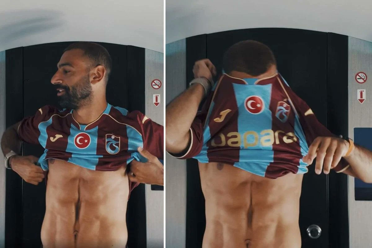 radyospor's tweet photo. 🔴🔵 Trabzonspor'un yeni transferi Mohamed Salah'ın tanıtım görüntülerindeki bir detay gündem oldu! 👀

📸 Yıldız futbolcunun karnındaki belirgin çukur sosyal medyada "ameliyat izi mi?" sorularını beraberinde getirdi.

✅ Gerçek ise bambaşka çıktı!

👉 https://t.co/uYEpXytIp2 https://t.co/WoxxeWlLJP