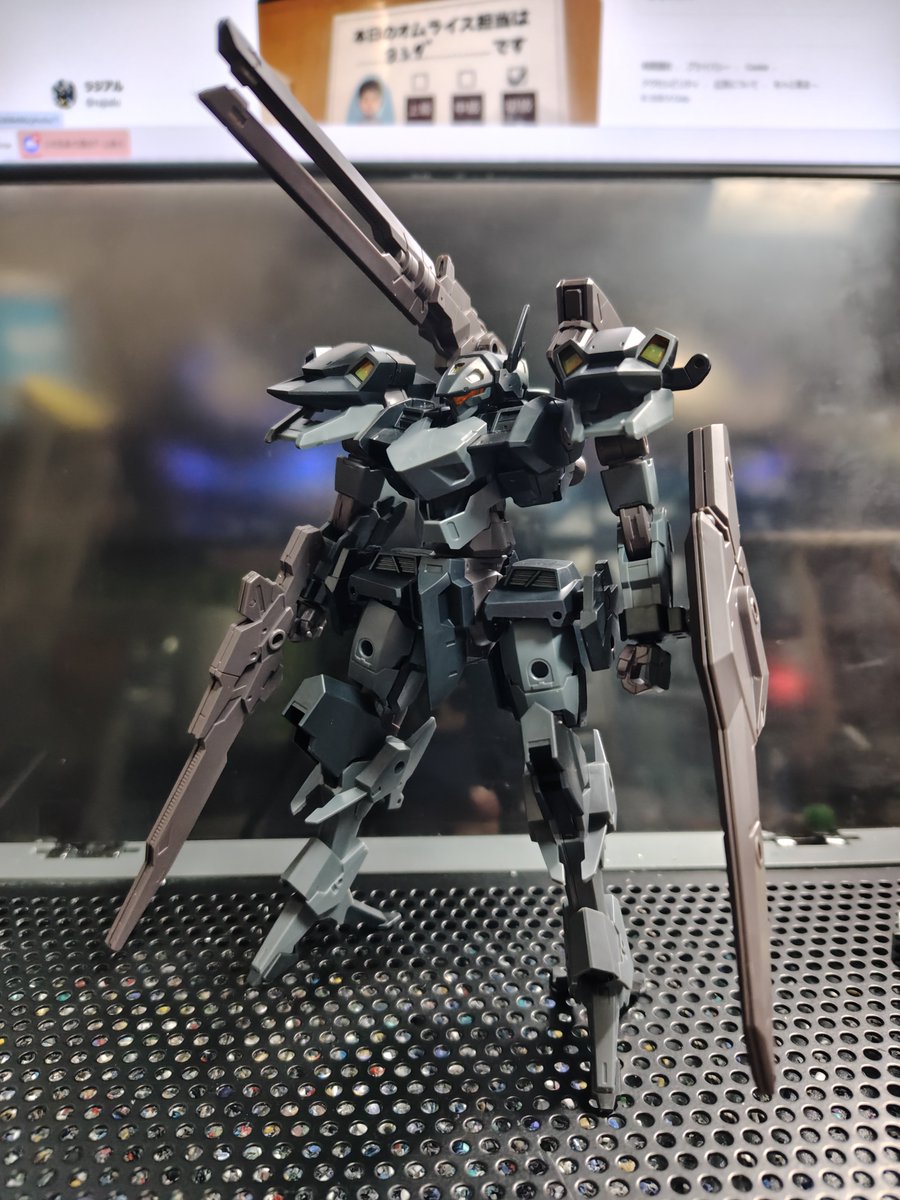 rajialu's tweet photo. 遅ればせながらゼノヴァルト作ってみた〜しかも2体(　･ิω･ิ)
見た目アーマードコアっぽいけど所々にMM機の意匠があって面白いですな〜
それに改造欲を刺激してくるのもまた良きです(・∀・)b
#30MM https://t.co/vAHKqM3kE2