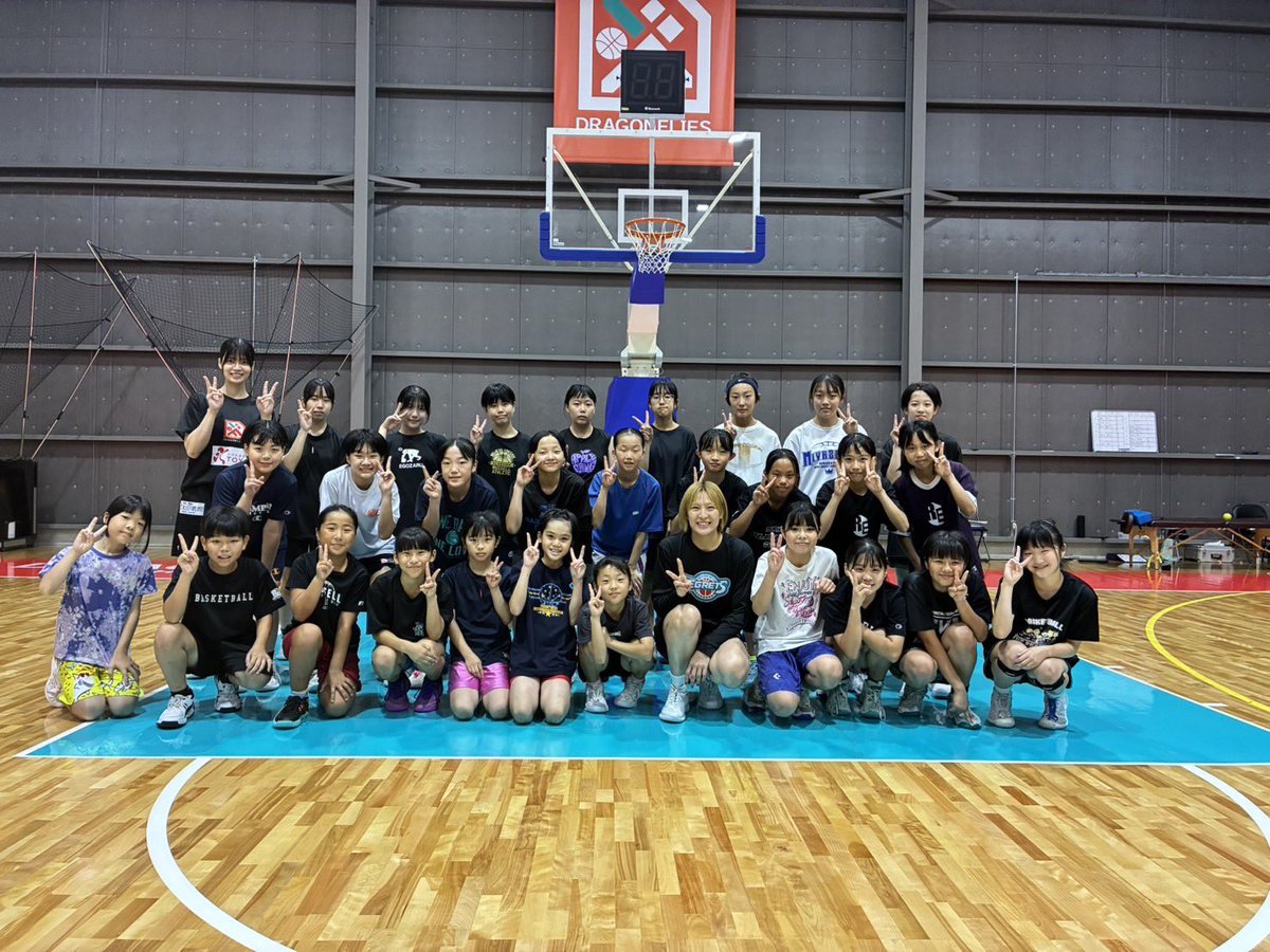 HIROSHIMADFLIES's tweet photo. 本日、#広島イーグレッツ #上長美菜 選手、#広島ドラゴンフライズ 得田歩菜コーチが指導する「夏休み女子選手限定クリニック」を開催しました⛹🏻‍♀️✨  今回はフルハウス（満員御礼）の中、平日にも関わらずたくさんの方にご参加いただきました！  クリニックでは、フィニッシュやシュートを中心に、試合で実際に使えるスキルに取り組みました‼️  アドバイスをすぐにプレーへ取り入れながら、実際に1on1にも挑戦！ 相手との駆け引きを楽しみながら、身につけたスキルを積極的に発揮する姿がたくさん見られました✨  上長選手からのメッセージもぜひチェックしてみてください👀✅  次回は8/27(木)に #志田萌 選手によるクリニックを開催いたします！ まだまだたくさんのご応募をお待ちしております🔥  ▼詳細はこちら https://t.co/NocNtXwgE1  #Ｂリーグ  #Wリーグ #バスケ #女子バスケ