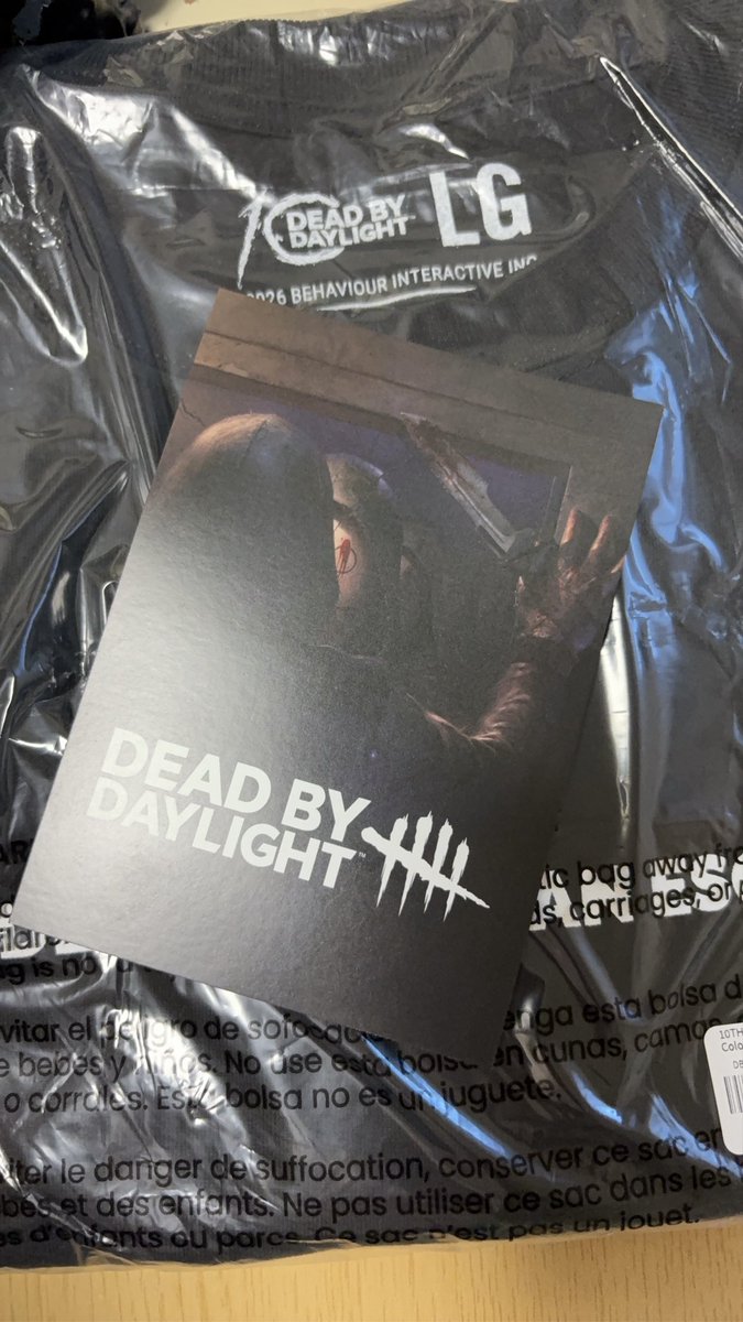 NuTo1289's tweet photo. やっとdbdの10周年グッズ届いたー
リージョンのポストカードも入ってて
びっくり！
裏側には300000BPが貰えるシリアルコードが書かれてたよ
みんなキャラが違ったりするのかな？

#dbd 
#dbd10周年 https://t.co/3Wm7lP90we