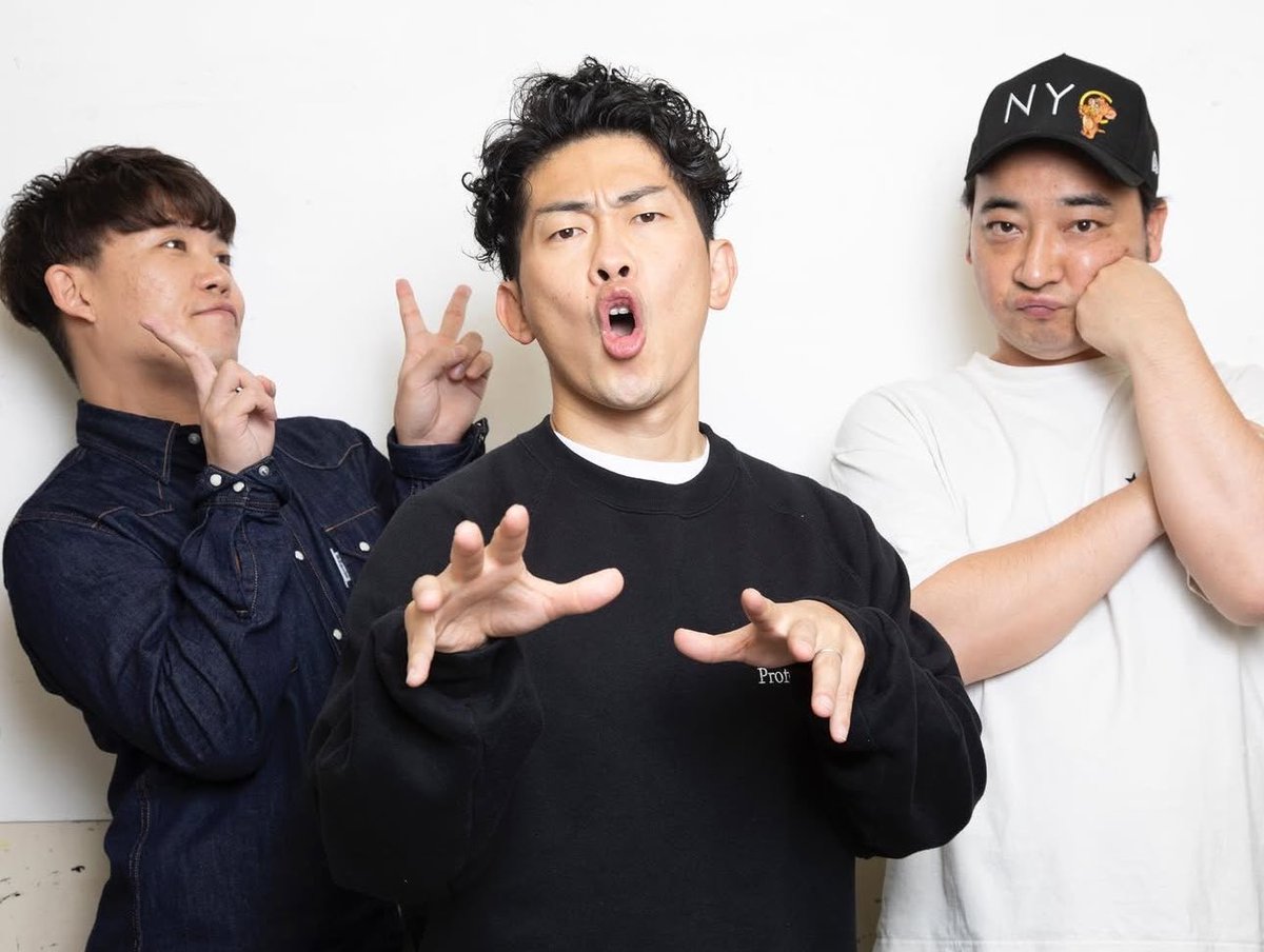 39_pan_pocke's tweet photo. #ジャンポケ
#斉藤慎二

慎ちゃん、読んで。

慎ちゃんのバカ。大バカ野郎。

やだ
やだ
やだ
やだ
やだこんなの
嫌です
ねえ、慎ちゃんなんで…
意味わかんないです。
ほんとに意味わかんない。

小6の時にジャンポケと出会ったんだよ
私を…パンサーと出会わせてくれたのも
ジャンポケだったんだよ。

私の17年返せよ。
ねえ。

慎ちゃん、おかしいと思ってたんだよ。
2025年3月に在宅起訴されたよね。

その当時Xで…『この度、在宅起訴されて裁判を受けることになりました』みたいな投稿してたよね。
謝罪の言葉、一言もなかったよね
｢は…❓その前に言う事あるやろ｣って思った。

それに、バームSAITOUのインスタのリール動画で…ギャグ飛ばしたり…特にあの『私の気持ちもクリーニングw』発言。

｢この余裕の態度はどっから出てくるの…❓｣って、違和感を感じてたよ。

それに…初公判直前にも…
『今度カラオケ配信したいなぁ〜』ってTiktok配信の時に言ってたよね。
｢え…❓これから裁判始まるってのに…なんで…❓なんでこんなに余裕の態度なの…❓｣

慎ちゃんに対する違和感は日に日に大きくなったんだよ。

それでも…批判覚悟で慎ちゃんに会いに行ったのは…慎ちゃんの事、最後まで信じたかったからだよ。

私ね、ずっと苦しかったんだよ。
いや、今でも苦しいよ‼️
慎ちゃんの事、信じたかったのに。
『慎ちゃんは悪くない‼️』って、声に出して言いたかったのに。
でも…被害を訴えてる子が居る以上…私何も言えない…だから苦しかったんだよ。

慎ちゃんが書類送検されたあの日から…
仕事中も…ずっとジャンポケの事ばかり考えて…私、この状態で仕事してるのが不思議でしょうがないよ。いや、むしろ、仕事してた方が気が紛れる。大好きな人に会いに行くために行きたくない仕事も頑張ってきたのに。それが今では、大好きな人を忘れるために必死で仕事してるなんて。こんなの皮肉以外の何物でもない。

慎ちゃん、家族居るんだよ。
もう自分だけの人生じゃないのに。
何してんの❓

私だって被害者だよ。
あなたの裁判が始まってから…ショックで体調崩して病院通いする羽目になったよ。
分かってんのか。

こないだの6月の公判…もう…事件の内容以前に…慎ちゃんの思考回路にショックを受けたんだよ。

初対面…しかも仕事中…ましてあなたは結婚して子供もいる…。
まさか、家庭が上手くってなかったの❓
それで自暴自棄になって2023年に不倫騒動起こして挙句の果てに性加害事件…❓
憶測でこんな事言いたくないです。
でも、もう…そうとしか思えないくらい…もう何もかもがぶっ飛び過ぎてて…

『”トリオの中で斉藤さんさんが一番好きです”と言われた』（その時に爆笑レッドカーペット時代の話とかされたんだよね）
『ロケバスでの行為をおかしいと思わなかった』
『女性もそれ以上を求めてると思った』って…。

”斉藤さんが1番好きです”って女性側が言ったのは…慎ちゃんとは初対面だし、少しでもロケを円滑に進めることが出来るようにしたいっていう社交辞令だよ。考えて分からないの…❓いや、そう思うのが普通でしょ。
でも、そうやって言われて、つい嬉しくなって…キスしたり胸触ったりしたの❓それで『よし、ズボンとパンツ下ろしちゃえ🎶』って思ったの…❓なにが『こんな風になってしまいましたw』だよ。

何をどうすればそんな発想になるの❓

何が『もし、相手が嫌がってたら絶対やめていた。そういった態度をしてこなかったので受け入れてくれてると思った』だよ。
ふざけんな。開き直んのもいい加減にしろよ。”嫌です”なんて言えるわけないでしょ。女の子からしたら、慎ちゃんは年上なんだよ。”ここで拒んだら斉藤さんを怒らせてしまうかもしれない。番組も台無しになって迷惑をかけてしまうかもしれない”って、恐怖で何も言えないのは当然だよ。この子がどれだけ恐怖だったのか…考えただけで胸が痛いよ。しかもこの子、”レッドカーペットとかエンタの神様でジャンポケを知った”って言ったんでしょ…❓確実に私と同世代やんか。レッドカーペット時代のジャンポケ知ってるって…。

在宅起訴されたのに…裁判かけられてるのに…あんなに慎ちゃんが元気だったのは…『執行猶予付くだろう』って、高を括ってたの❓

どうして…❓初めから素直に認めて誠心誠意謝ってれば…まだここまで厳しい求刑にはならなかったんじゃないの…❓

慎ちゃん。楽しかったですか❓
初対面の可愛い子にちょっと褒められただけで勝手にのぼせ上がって。
キスして。胸触って。
挙句の果てに自分のあれを咥えさせて。
さぞ楽しかったでしょうね。

どうすれば、どう言えば慎ちゃんにわかって貰えるの❓
目、さましてもらえるの❓
言葉悪いけど…ぶん殴らないと分からないの❓慎ちゃんの事、思い切りビンタしてやりたい。

たくさんの人の人生壊して。
私の人生もめちゃくちゃだよ。