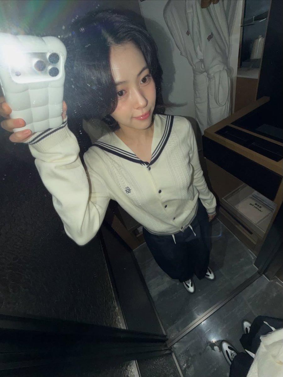 SRJ_Global's tweet photo. 260805 #RYUJIN #류진 (@iamfinethankyouandryu) Instagram.  

“Today's school look styling is Night Black👩‍🎓🕶️

今天是学院风搭配夜空黑👩‍🎓🕶️

@ goodbai.official
#GOODBAI #MINUET” https://t.co/yAAPE3ZwR9