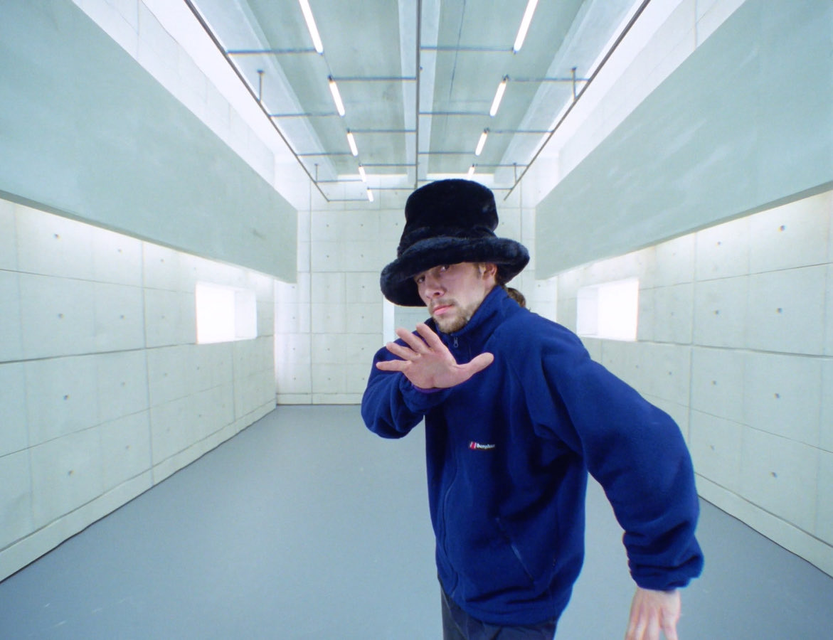 INTSonyMusicJP's tweet photo. JAMIROQUAI | ジャミロクワイ
【代表曲3曲の公式和訳付MV公開📝】

🕺「ヴァーチャル・インサニティ」和訳付MV
https://t.co/dsEhvNS0f8
 
🪩「コズミック・ガール」和訳付MV
https://t.co/Vc0hj8sDPT
 
🌃「キャンド・ヒート」和訳付MV
https://t.co/EMFpRDUIih

いよいよ来週末に迫ったSUMMER SONIC 2026 に出演するUKの伝説的R&B～ファンクグループ、ジャミロクワイ。

彼らの詞世界を日本語で体感できる公式和訳付MVが、ジャミロクワイ公式YouTubeチャンネルにて本日公開となった。

90年代以降のアシッド・ジャズ・ムーヴメントを牽引し、日本の音楽にも多大な影響を与えたサウンドもさることながら、SFへのオマージュや棘のあるユーモア、鋭い文明批判の視座を持った歌詞においても高く評価されている。
 
---
未来はいまや　狂気の仮想世界(ヴァーチャル・インサニティ)でつくられる
いつだってうまく統治される　ぼくらの愛着によって
それは役立たずで捻じ曲がった　ぼくらの最新テクノロジーに注がれる
ああ　もう何も聴こえない　みんなで地底に住んでるから
---
「ヴァーチャル・インサニティ」歌詞📝
 
---
彼女はコズミック・ガール
別の銀河系からやってきた
ぼくの心は無重力状態
---
「コズミック・ガール」歌詞より📝
 
---
踊れ
ほかにやるべきことなんてない 踊れ
苦しい今を吹き飛ばすために　踊れ
今夜　このカカトには熱気が満タンだ
---
「キャンド・ヒート」歌詞より📝

改めてそれぞれの歌詞とともに楽曲の魅力を再発見してみて✅

#JAMIROQUAI #summersonic #サマソニ