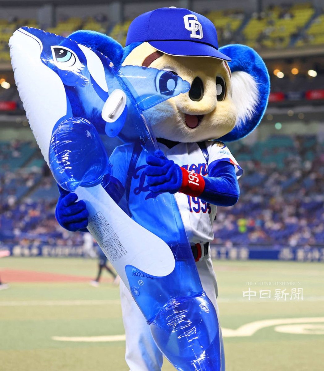 chunichiphoto's tweet photo. 【ドラゴンズ】 イルカの浮輪を抱きかかえるドアラ  #中日新聞 #中日スポーツ https://t.co/yYf31700ST
