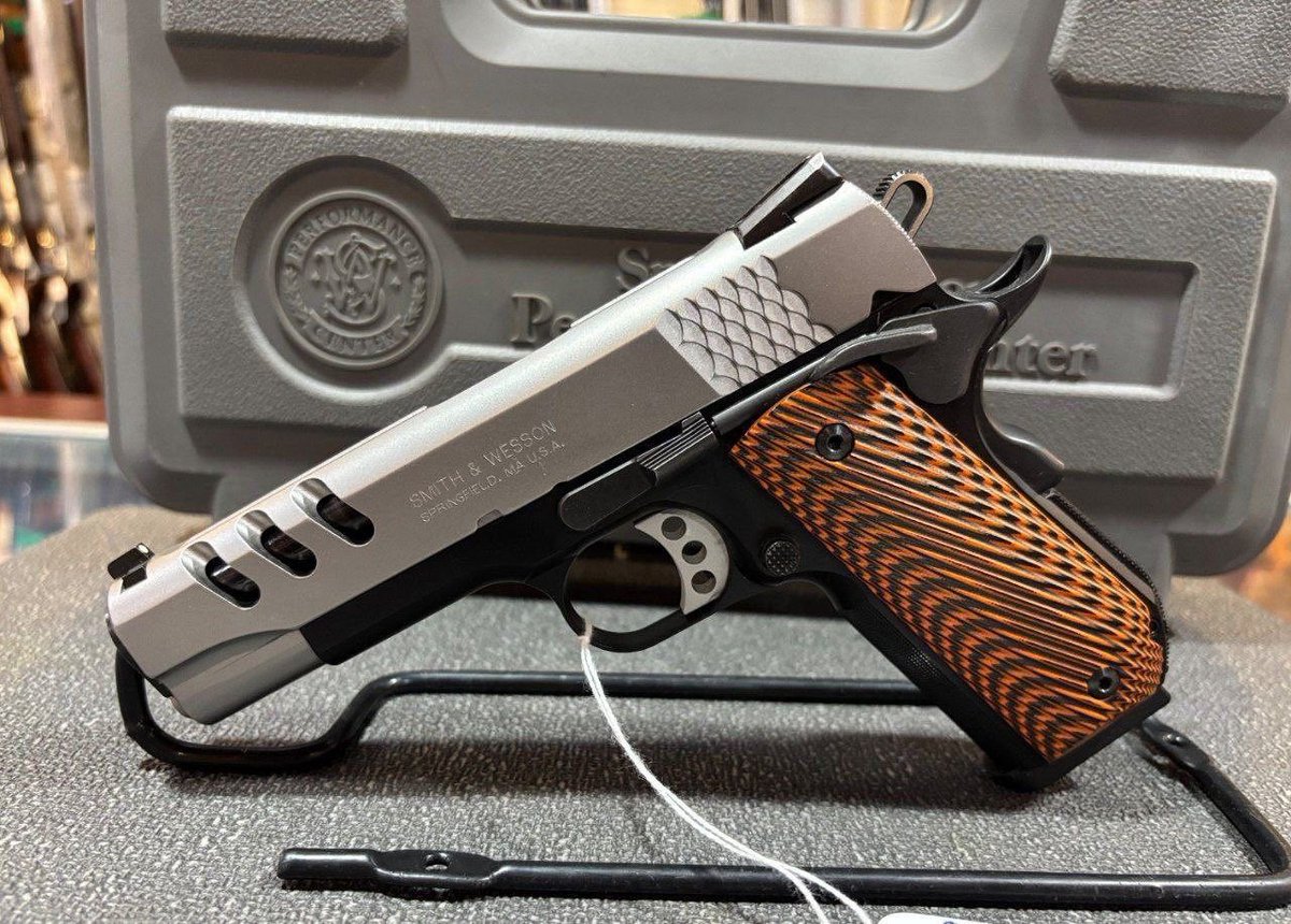ChicagoDroryxtX's tweet photo. USED Smith and Wesson Performance Center SW1911TA 
SKU 
.45acp
4.25" barrel
8 round capacity
(1) magazine included
SAO
Scandium frame
G10 Brown grips
Factory hard case included
#glock #tactical #ar #shooting #pewpewlife #pistol #rifle #chicago #ndamendment #weaponsdaily #firearm https://t.co/7IwfYfdEij