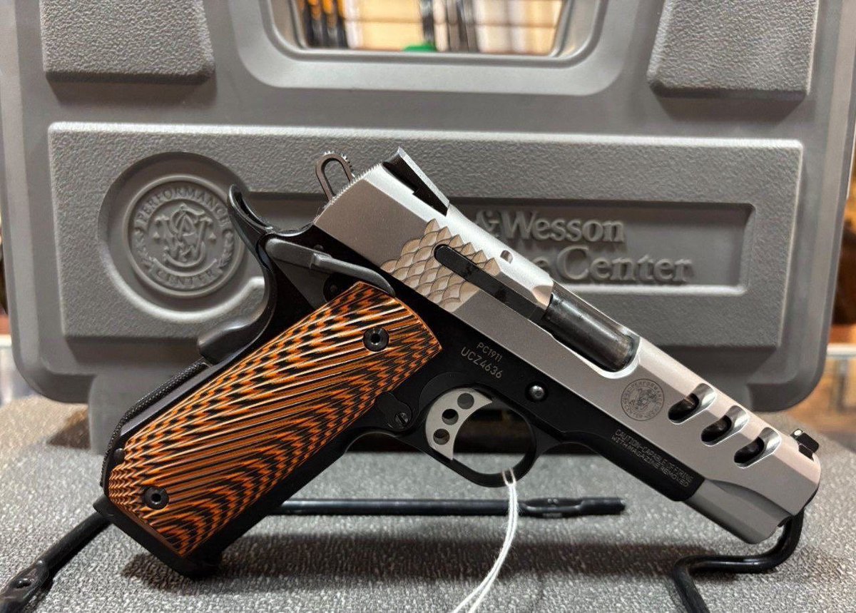 ChicagoDroryxtX's tweet photo. USED Smith and Wesson Performance Center SW1911TA 
SKU 
.45acp
4.25" barrel
8 round capacity
(1) magazine included
SAO
Scandium frame
G10 Brown grips
Factory hard case included
#glock #tactical #ar #shooting #pewpewlife #pistol #rifle #chicago #ndamendment #weaponsdaily #firearm https://t.co/7IwfYfdEij