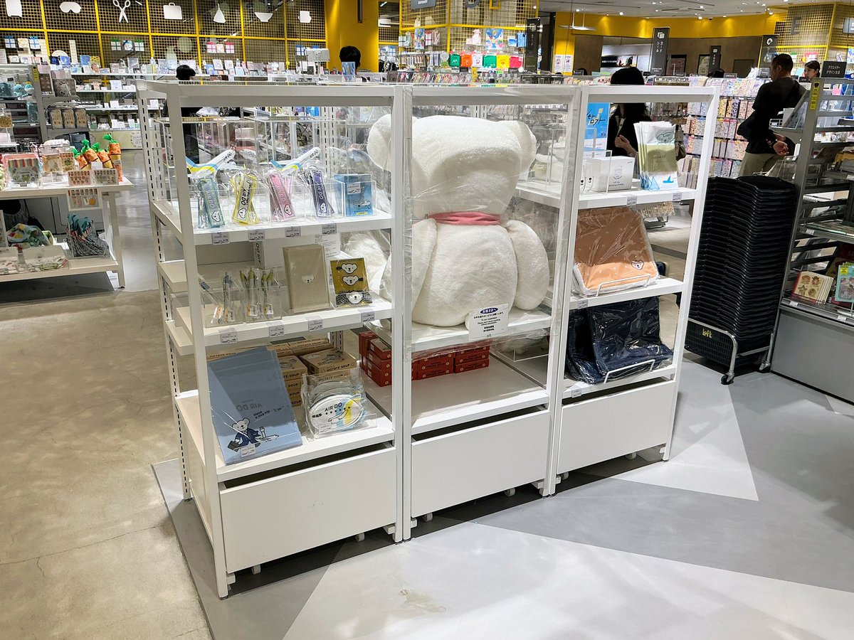 ase90mk's tweet photo. モユク札幌ロフトのAIRDOコーナー🐻‍❄️ https://t.co/wlEmz9PrWL