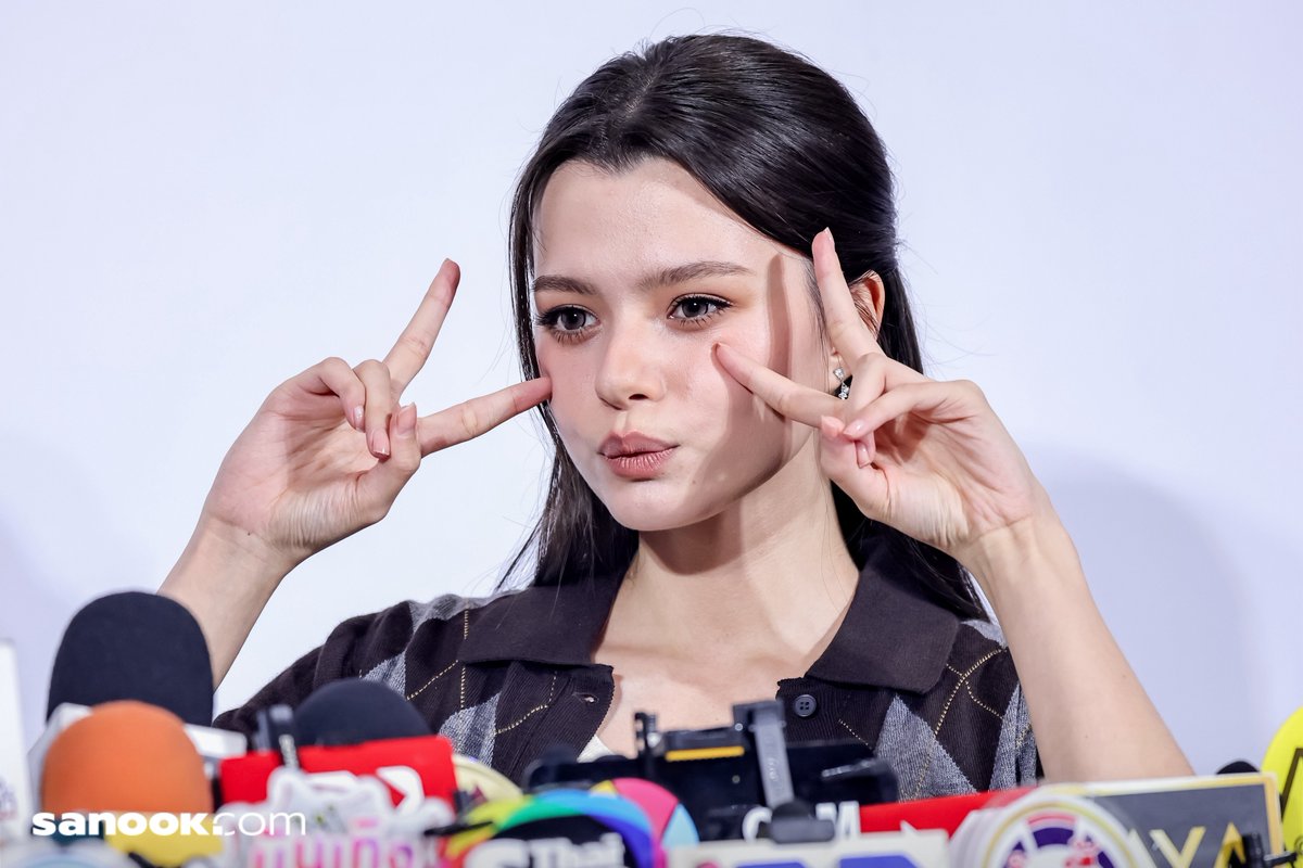 Sanook's tweet photo. สัมภาษณ์เต็ม เบ็คกี้ รีเบคก้า ในงาน UNIQLO 2026 FALL&amp;WINTER COLLECTION PREVIEW สะท้อนตัวตนผ่านการใช้ชีวิตอย่างมีสไตล์ ภายใต้คอนเซปต์ “Modern City Feelings” 

🔗https://t.co/L4FET5LhVy

REBECCA X UNIQLO FW

#BeckyxUNIQLO2026FW #UNIQLO2026FW  
#UNIQLOThailand 
#LifeWear 
#sanook https://t.co/k1K7h8VWEG