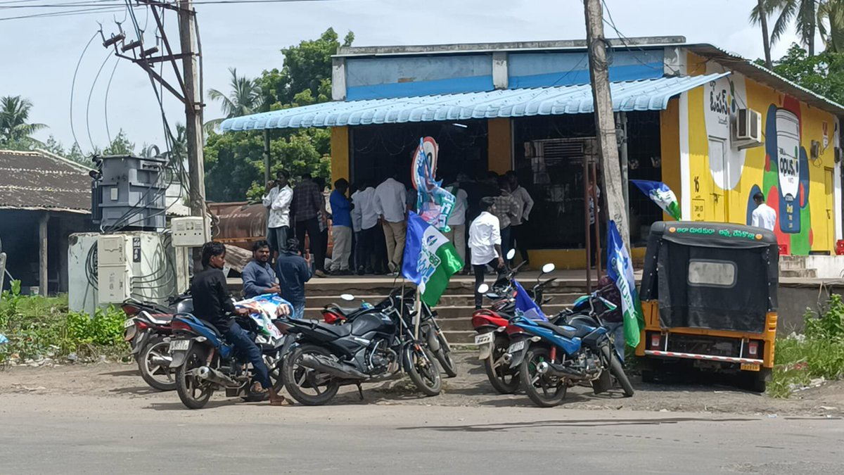 Trends4TDP's tweet photo. వైయస్ జగన్ పర్యటనలో మందేసి చిందేసిన వైసిపి నాయకులు కార్యకర్తలు https://t.co/1X8df8WDbu