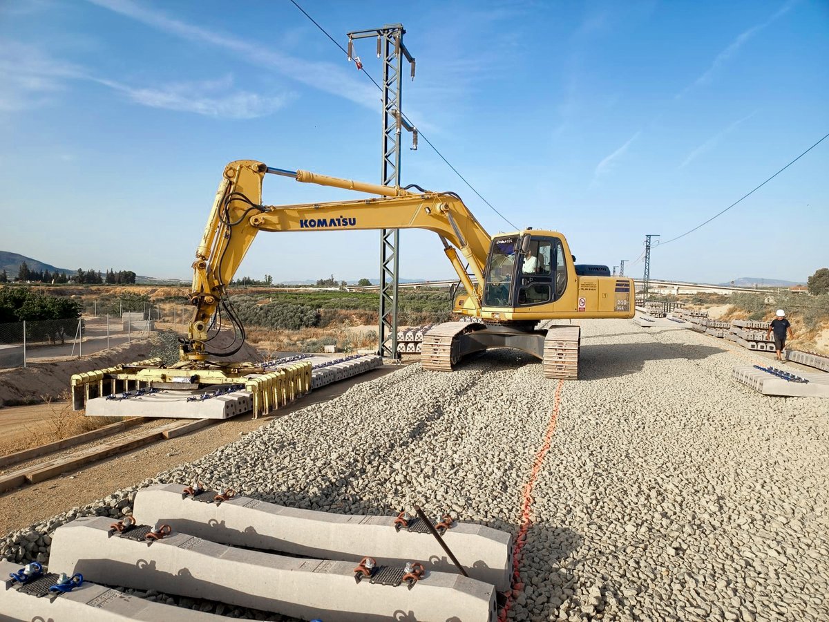 transportesgob's tweet photo. La llegada de la Alta Velocidad a Almería está cada día más cerca.

Se han izado 1.600 postes de catenaria, y se han construido 2 túneles, 12 viaductos, 29 pasos y 3 pasarelas en este tramo de 65km.

ℹ️https://t.co/AW0bLAUoAm https://t.co/lrykEpxqnU