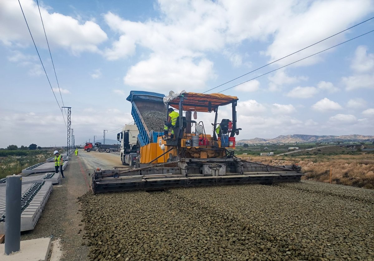 transportesgob's tweet photo. La llegada de la Alta Velocidad a Almería está cada día más cerca.

Se han izado 1.600 postes de catenaria, y se han construido 2 túneles, 12 viaductos, 29 pasos y 3 pasarelas en este tramo de 65km.

ℹ️https://t.co/AW0bLAUoAm https://t.co/lrykEpxqnU