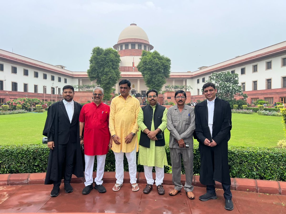 kuldeep1805's tweet photo. भोजशाला की सुनवाई में आज सुप्रीम कोर्ट ---- 

कुलदीप तिवारी 
वादी - भोजशाला प्रकरण 

#भोजशाला #Bhojshala #dhar #धार https://t.co/qi7iykl6Mw