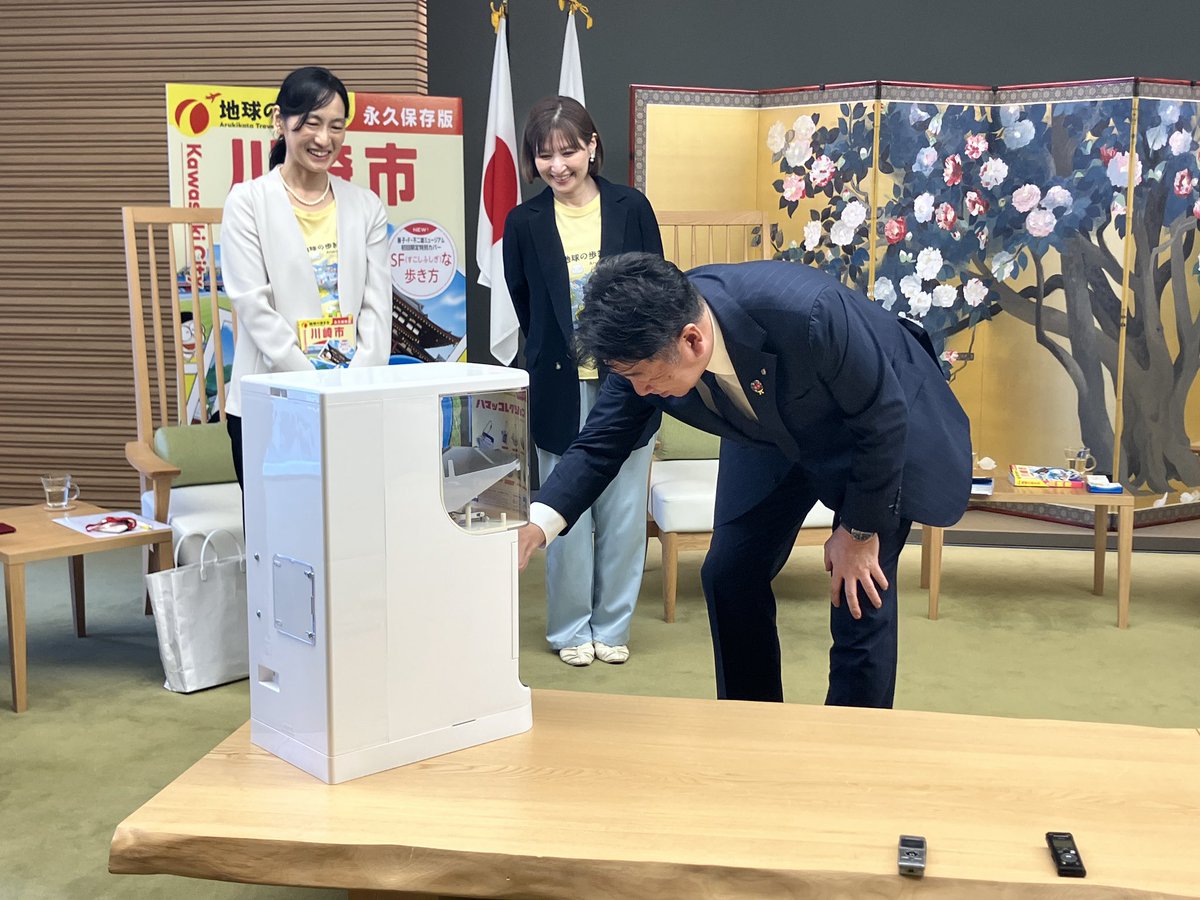 arukikata_book's tweet photo. ついに「地球の歩き方 川崎市」が発売🎉 本日は、完成のご報告のため川崎市の福田市長を表敬訪問してまいりました！
 本をご覧になった市長からは
「誌面から溢れる川崎愛を感じて、今年イチうれしい！」
とのお言葉をいただきました🙇🏻‍♀️✨  市内で展開予定の、川崎市ゆかりの企業とのコラボカプセルトイ「カワサキコレクション」も回していただき「これは集めたくなっちゃうな〜」とのこと😆  市民のみなさんにご協力いただいたおかげで、川崎愛が凝縮された 大ボリュームの一冊になりました🫶✨  一家に一冊置いておきたい
全400ページの川崎旅事典📚 ぜひお手に取ってご覧ください！  ▼詳細はこちら💁‍♀️ https://t.co/JYPmbTiYJu￼￼