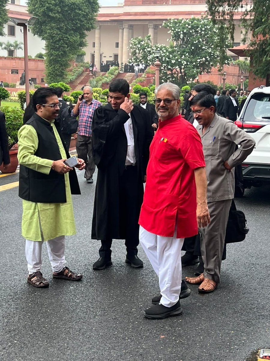 kuldeep1805's tweet photo. भोजशाला की सुनवाई में आज सुप्रीम कोर्ट ---- 

कुलदीप तिवारी 
वादी - भोजशाला प्रकरण 

#भोजशाला #Bhojshala #dhar #धार https://t.co/qi7iykl6Mw
