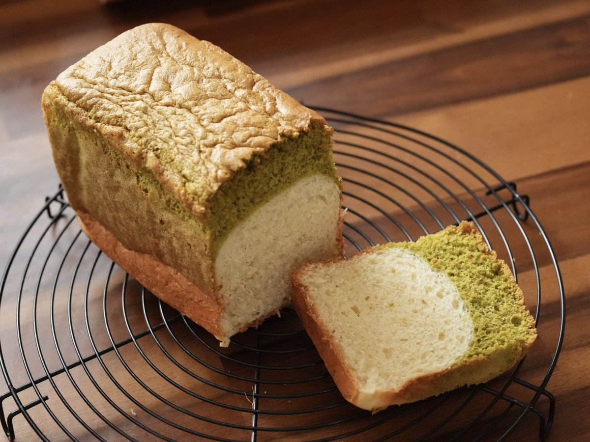 uedakana's tweet photo. 食パン焼いた🍞
抹茶のカステラと二層になってて、とても柔らかい😋 https://t.co/dBOOumX5m5