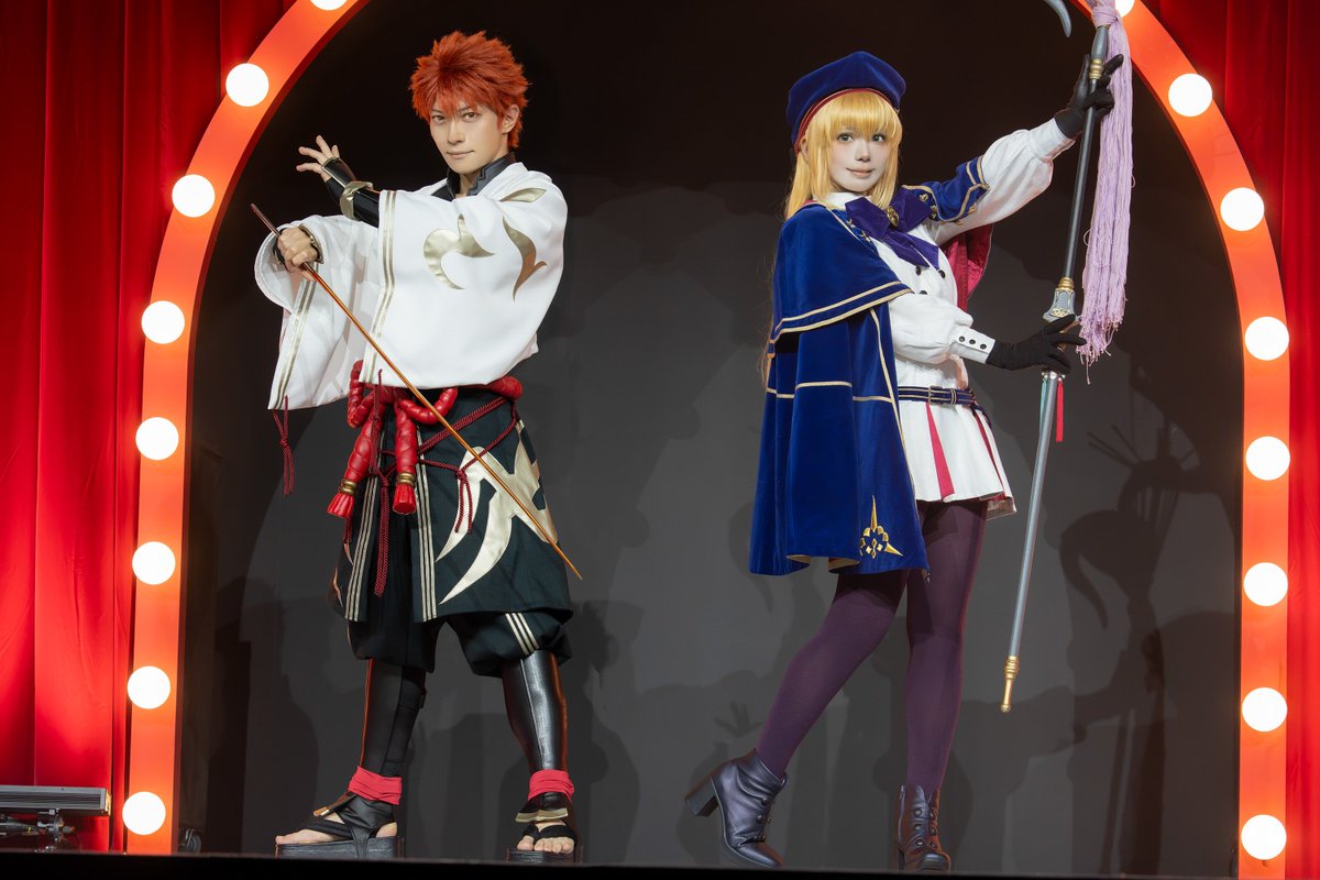 3DPOCKE's tweet photo. 先日の #FGOカルデア学園祭 2日目から、今日はキャストリアと村正(第二再臨)！
年単位でお久しぶりなキャストリアと初再臨姿の村正、二人はいつもは平場でのやり取りが多いイメージですが、今回はステージでも帽子を落としたキャストリアに被せてあげる村正なんて一幕も見れたり…！
#FGO  #FGO11周年 https://t.co/V80UfciXWb