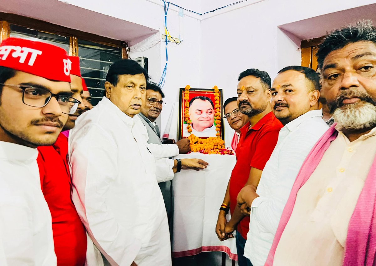 ankitstp007's tweet photo. @yadavakhilesh 
@AnoopGuptaSP 
जन सेवा के लिए समर्पित जीवन जीने वाले, 
सत्यनिष्ठा एवं सादगी की प्रबुद्ध प्रतिमूर्ति सदैव अनुकरणीय ‘छोटे लोहिया’ पंडित जनेश्वर मिश्र जी की जयंती पर उनके द्वारा जीये गये समाजवादी मूल्यों के प्रति पुनः संकल्पित सादर नमन विनम्र श्रद्धांजलि!! https://t.co/hsFvAEZsUP