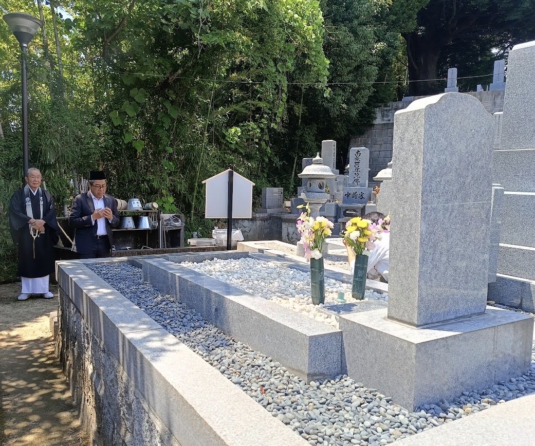 rozianghani's tweet photo. Visited Kozenji Temple in Hiroshima and paid respects at the late Nik Yusuf whose grave is located there. Nik Yusuf, a Malaysian, died in the atomic bombing on 6 Aug ‘45. Thanked Rev. Hoshizuki for preserving the memory and final resting place of Nik Yusuf
@MYEmbassyJapan https://t.co/iHnPWnkbYu