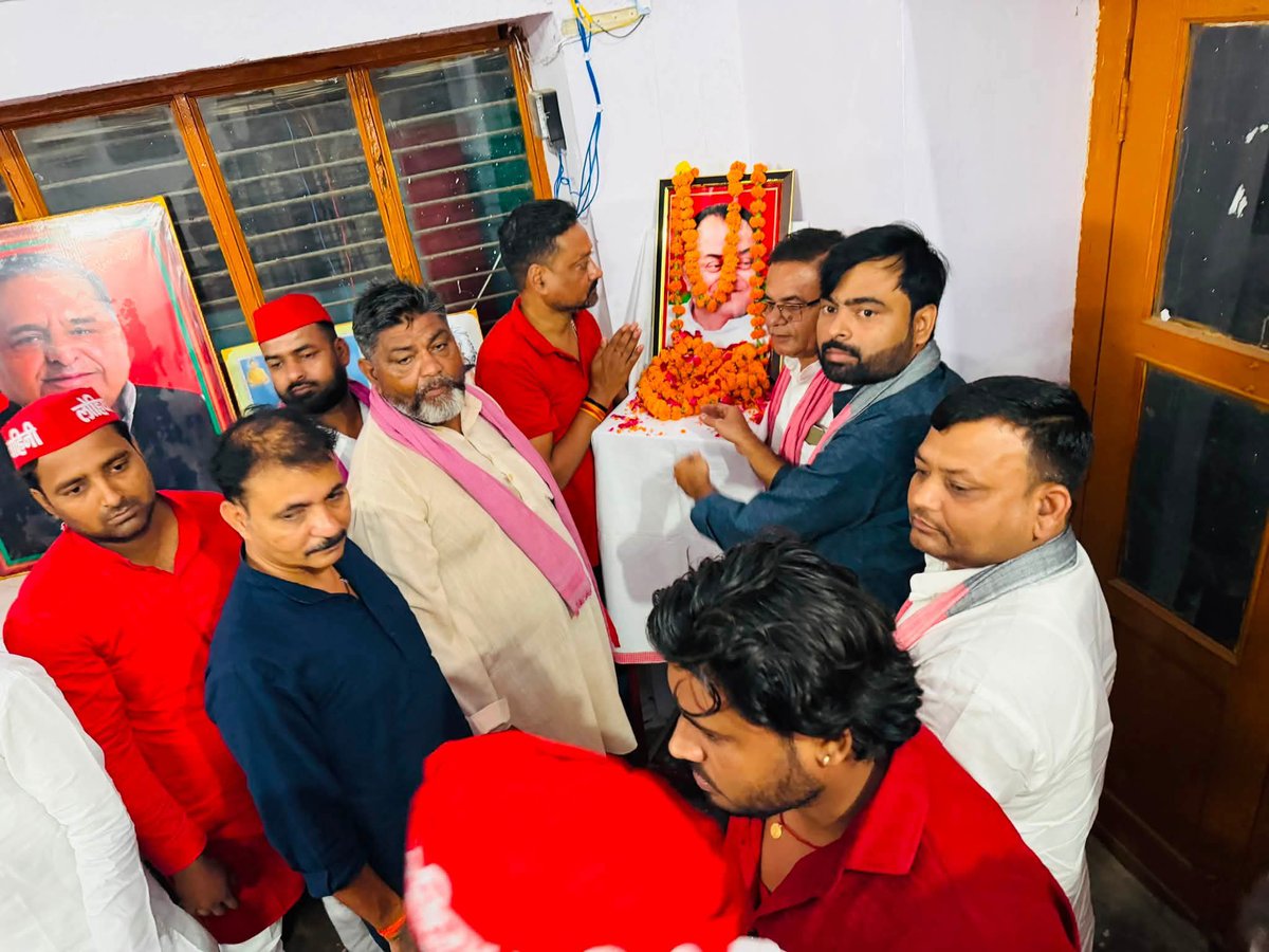 ankitstp007's tweet photo. @yadavakhilesh 
@AnoopGuptaSP 
जन सेवा के लिए समर्पित जीवन जीने वाले, 
सत्यनिष्ठा एवं सादगी की प्रबुद्ध प्रतिमूर्ति सदैव अनुकरणीय ‘छोटे लोहिया’ पंडित जनेश्वर मिश्र जी की जयंती पर उनके द्वारा जीये गये समाजवादी मूल्यों के प्रति पुनः संकल्पित सादर नमन विनम्र श्रद्धांजलि!! https://t.co/hsFvAEZsUP