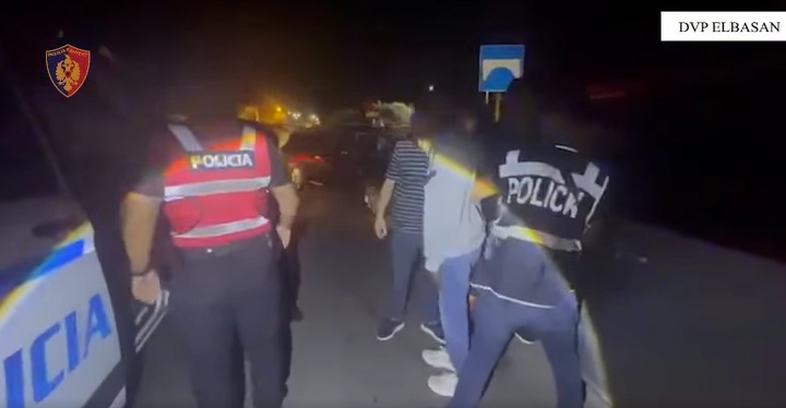 OculusNewsIta's tweet photo. Albania sotto pressione sulla rotta migratoria: arrestati 3 uomini a Elbasan per trasporto illegale di 24 migranti https://t.co/yZ1ayCO7yF https://t.co/9SHVExjbs6