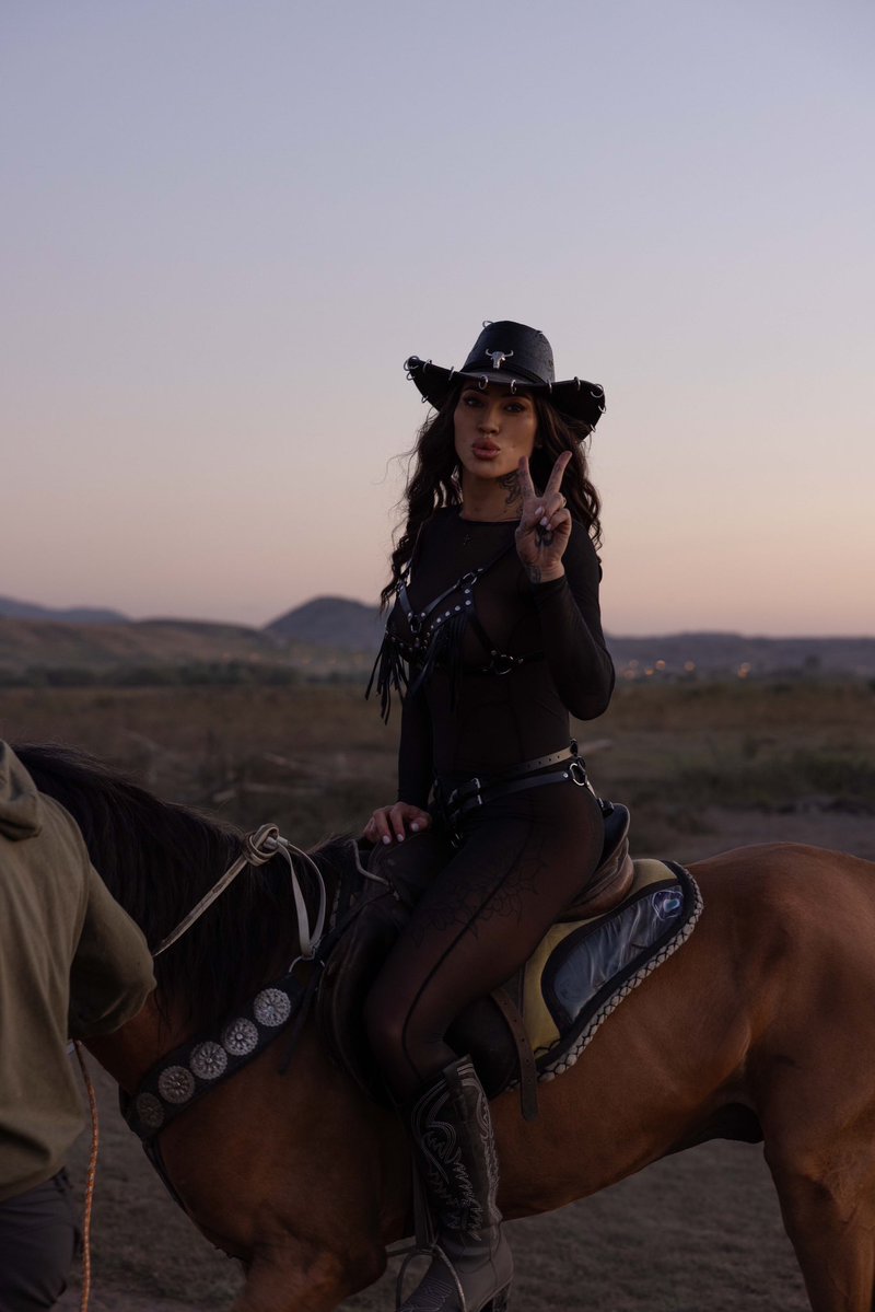 ariawild111's tweet photo. Born to be wild and free 🏜️ 1 or 2? https://t.co/HD3H1LPdhu