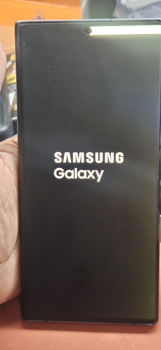 technohubndk's tweet photo. Yesterday i got auto updated of my mobile samsung s22 ultra and i got green lin beside the front camera and after that i went to service center , they are refusing for service at company service center itself, they simply saying no warranty and they cant do anything @SamsungIndia https://t.co/UlcqShm13e