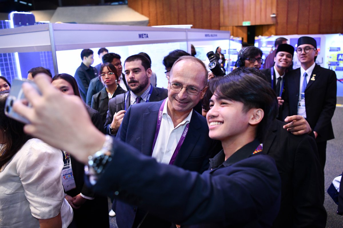 UNDPPH's tweet photo. UNDP supported the Philippine Government in convening the ASEAN Youth Summit on Digital Resilience and Responsible Use of New Technologies.

Together, ASEAN youth are shaping innovative solutions for a safe, inclusive, and responsible digital future. https://t.co/tZ2oSh8nlm