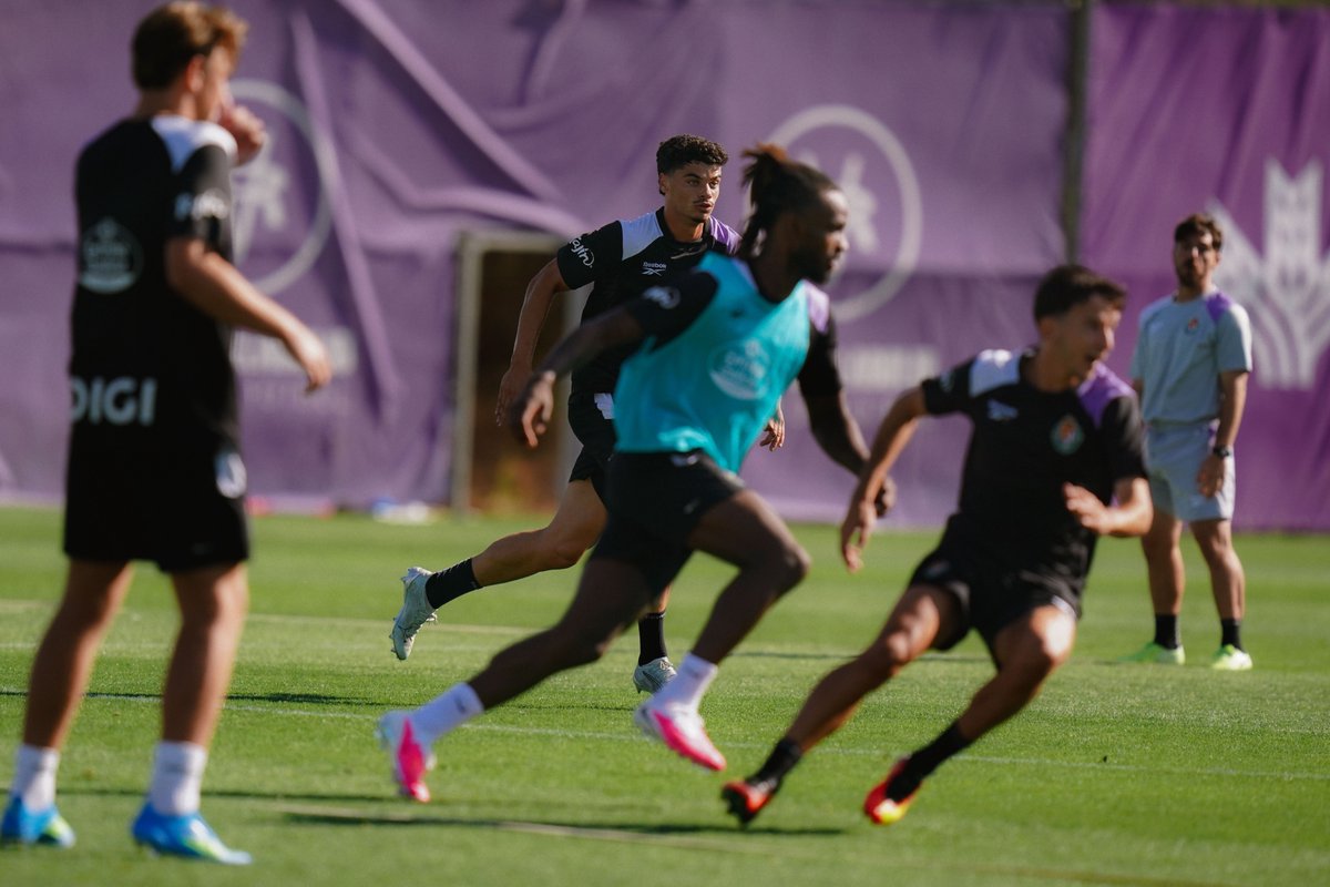 realvalladolid's tweet photo. 💪 Y de Los Anexos a La Albuera. ¡VAMOS!
#PretemporadaRV https://t.co/LgBHkeQaph