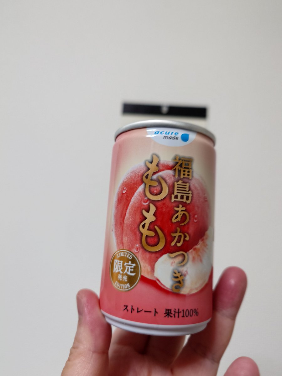 tsuchi_miffy's tweet photo. JRで売っているacureの福島あかつきももジュースが好きで毎年買っているんだけど、自販機のペットボトルが以前は100%ストレートだったのに今年は70%になって残念に思っていた。そしたら、昨日、NewDaysで100%ストレートの缶を発見！ 加糖や濃縮還元じゃなくってかぶりついた果汁のようなこの味ですよ！ https://t.co/FvCjC9SjBm