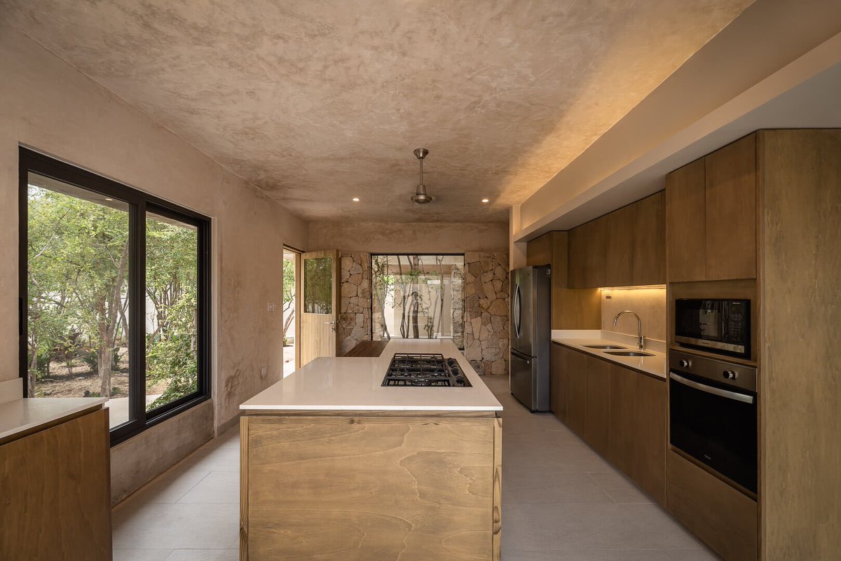 archiscan's tweet photo. A quiet, closed-off exterior that opens up into a peaceful jungle courtyard inside. Proof that true luxury is just feeling connected to nature at home. 🍃📐

Architect: Más que Arquitectura Estudio
Location: Yucatán, Mexico 

#design #home https://t.co/jk53YNVYNg