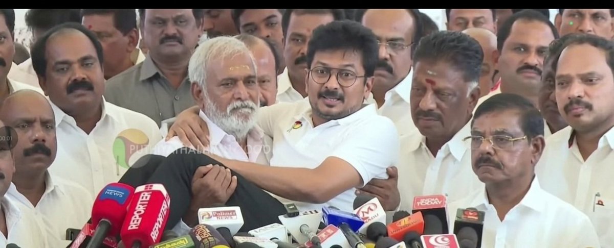 Arun37929513's tweet photo. இப்போது இந்த எதிர்க்கட்சித் தலைவர், பழைய அரசியல் தலைவர்கள் துணையின்றி களமிறங்கவே தயங்குகிறார்.

என்ன பேச வேண்டும், யாரை தாக்க வேண்டும், எந்தக் கதையை உருவாக்க வேண்டும் என்று அனைத்தும் அவர்களே தீர்மானிக்கிறார்கள். இவர் அதை வாசித்து ஒப்பிப்பதுதான் வேலை.

கையில் தயாராக எழுதிக் கொடுத்த உரையைப் படித்துவிட்டு கிளம்பிவிடுகிறார். ஆனால், அந்த ஸ்கிரிப்டைத் தாண்டி ஒரு கேள்வி கேட்டாலே தடுமாறுகிறார். அதன் பிறகு வருவது தரக்குறைவான பேச்சோ, தேவையற்ற வார்த்தைகளோ மட்டுமே.

தலைவராக செயல்பட வேண்டியவர், பிறரின் இயக்கத்தில் இயங்கும் பொம்மையாக மாறியிருக்கிறார்.

அதுதான் இன்றைய அரசியல் நிதர்சனம்.
