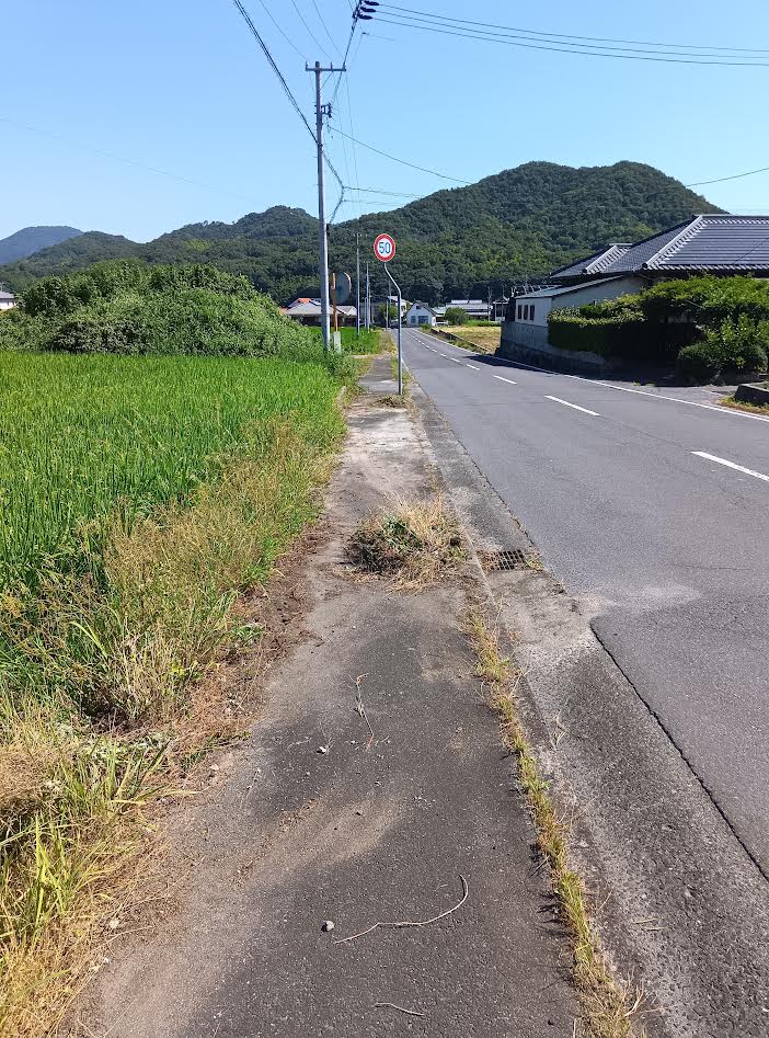 JA5DSP's tweet photo. 頚椎症性脊髄症に負けない排水溝の清掃。先日の大雨で、市道の排水グレーチングが土砂で詰まっていました。今朝、その土砂と歩道の雑草清掃を行いました。 https://t.co/q8LFJAd2XD
