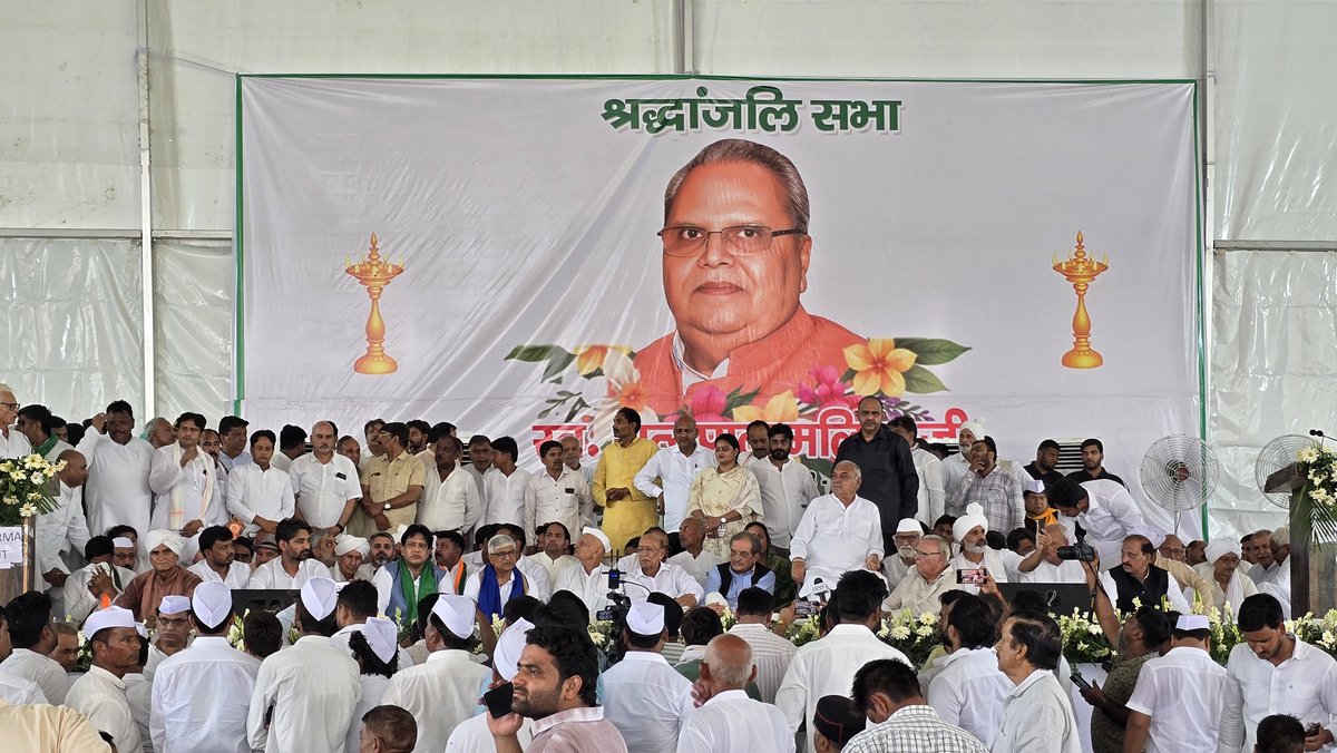 AdvRajendraPal's tweet photo. आज किसान नेता एवं पूर्व उपराज्यपाल रहे स्वर्गीय सत्यपाल मलिक जी की प्रथम पुण्यतिथि पर बागपत के उनके पैतृक गाँव हिसावदा में आयोजित श्रद्धांजलि सभा में शामिल होकर उन्हें भावभीनी श्रद्धांजलि अर्पित की।

इस अवसर पर हरियाणा के पूर्व मुख्यमंत्री श्री भूपेंद्र सिंह हुड्डा जी ने भी सत्यपाल मलिक जी को श्रद्धांजलि अर्पित की।

सत्यपाल मलिक जी का सत्य, किसानों के अधिकारों और जनहित के लिए किया गया संघर्ष सदैव प्रेरणास्रोत रहेगा। उनकी निर्भीक आवाज़ और जनसेवा के प्रति समर्पण को देश हमेशा याद रखेगा।