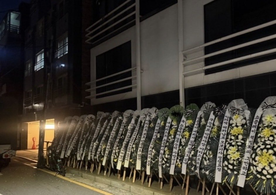 namjiyeong5's tweet photo. 지난겨울 쇼플 앞에 
세웠던 근조화환
지금 하는 행태를 보고 있자니
수백 개 세우고 싶은 심정이다
#쇼플엔터_OUT
#정동원_탈쇼플
#쇼플엔터_보이콧
#정동원_보호해
#원더즈 #정동원 https://t.co/r8fvQpyrBk