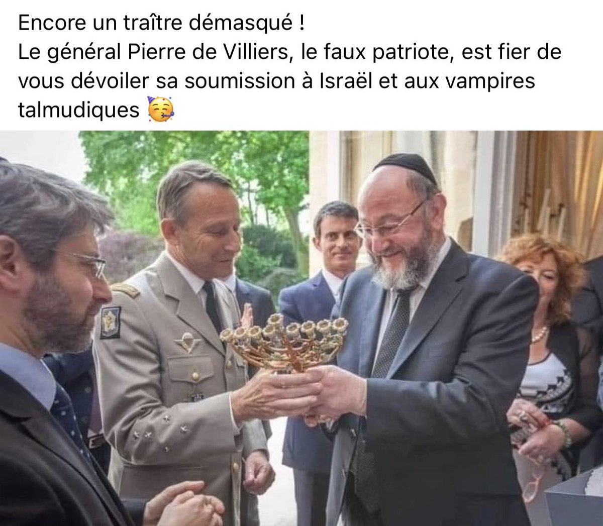 FranceRsistanc1's tweet photo. 🇫🇷👁🔺THE STORY TELLER, FRIEND OF BOLLORE AND MACRON, EATS AT EVERY RACK TO GROW HIS PUY DU FOU BUSINESS.(See video of the deal)👇 

🐍💵FRANCE NEEDS TO BE BENEFICIAL FOR HIM....SO STOP LOOKING FOR A SAVIOR, THERE IS NONE, THEY ARE ALL ROTTEN !⏰🇫🇷
@POTUS @CENTCOM @mfa_russia https://t.co/kl15eetSY3