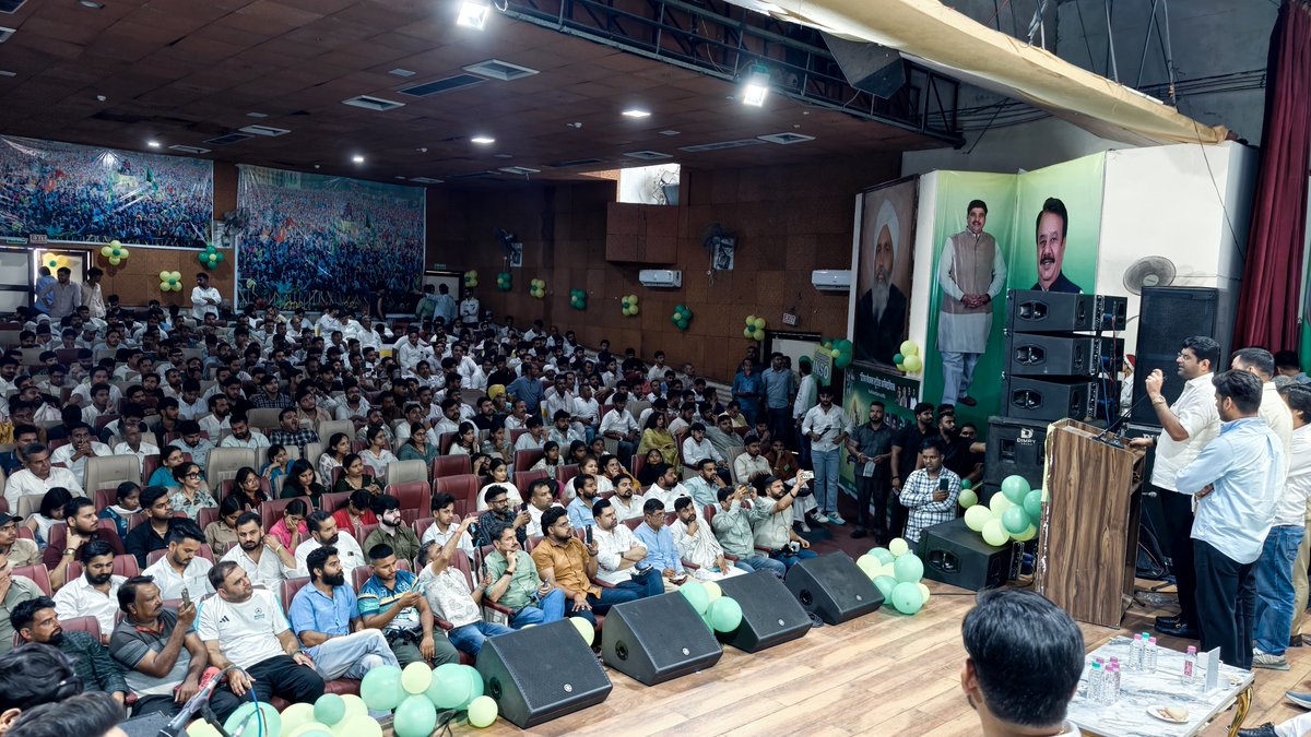 Dchautala's tweet photo. इंडियन नेशनल स्टूडेंट्स आर्गेनाईजेशन (INSO) के 24वें स्थापना दिवस पर उपस्थित छात्र-छात्राओं को संबोधित किया --  अब तक जितने भी आन्दोलन इस केंद्र सरकार के खिलाफ हुए हैं, उनको कभी रीजन के नाम पर कभी रिलिजन के नाम पर बाँट कर कमजोर करने की कोशिश की गई, लेकिन छात्रों का आन्दोलन एकमात्र ऐसा आन्दोलन रहा जिसमें भाजपा का ये हथकंडा काम नहीं आया. मैं देश के सभी जुझारू छात्रों को इसका श्रेय देते हुए बधाई देना चाहता हूँ.  इस प्रयोग से न केवल सीखने बल्कि बार बार दोहराने की जरूरत है.
इनसो के तमाम पूर्व एवं वर्तमान कर्मठ कार्यकर्ताओं को बहुत बहुत बधाई !!
@DrAjaySChautala  @officialinso  @DVJChautala @JJPofficial