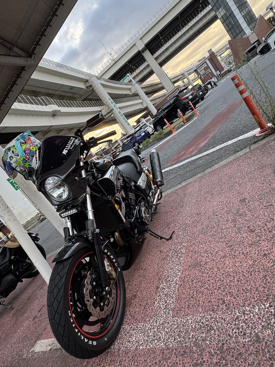 FreedomFox9's tweet photo. 夕暮れの大黒PA。
この時間の雰囲気が好き。

#vmax 
#YAMAHAが美しい 
#大黒PA https://t.co/rYqfvtg2Pv