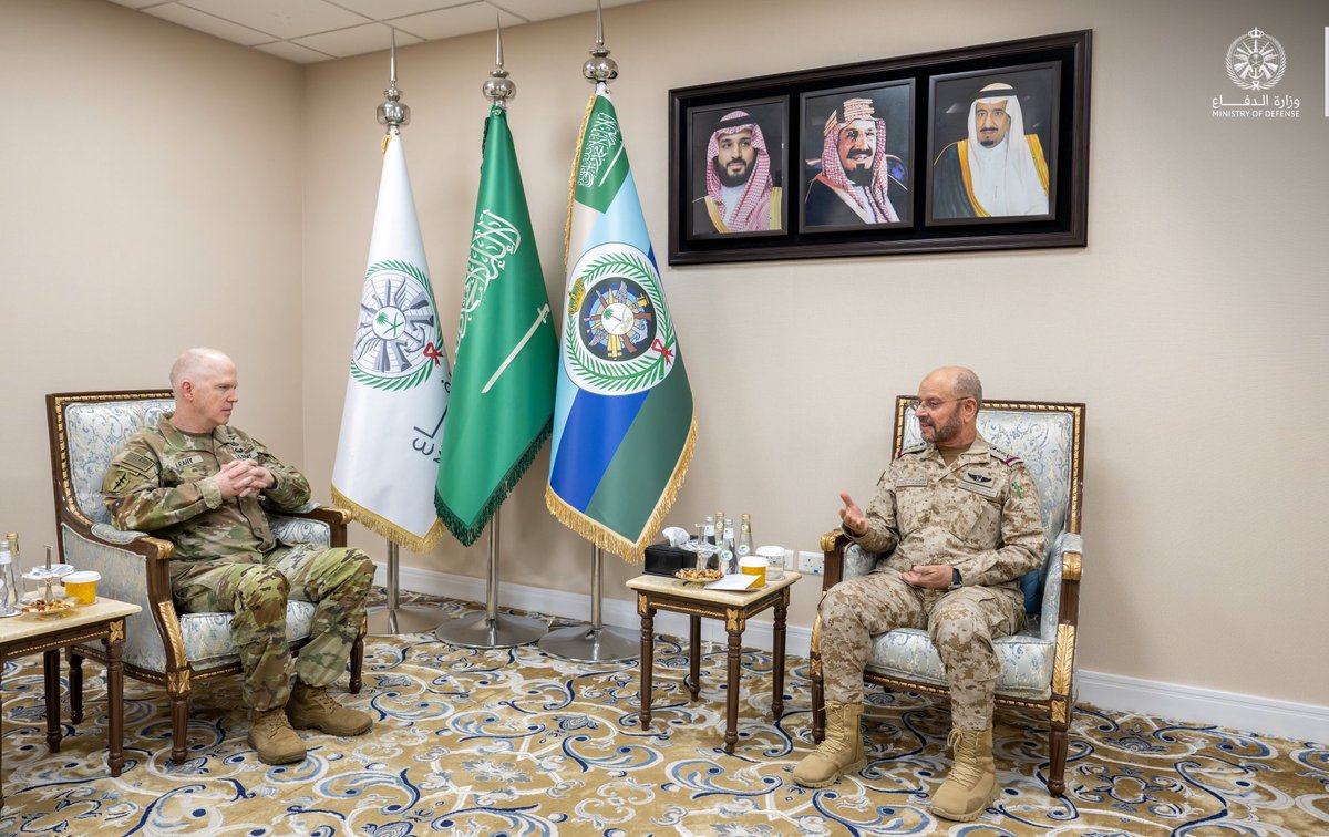 alrougui's tweet photo. وزارة الدفاع السعودية:

معالي رئيس هيئة الأركان العامة الفريق الأول الركن فياض الرويلي، يلتقي قائد الجيش المركزي الأمريكي في القيادة المركزية الأمريكية الفريق كيفين ليهي.

وجرى خلال اللقاء استعراض آفاق التعاون الدفاعي والعسكري بين البلدين الصديقين، وبحث سبل تطويره بما يحقق المصالح المشتركة.