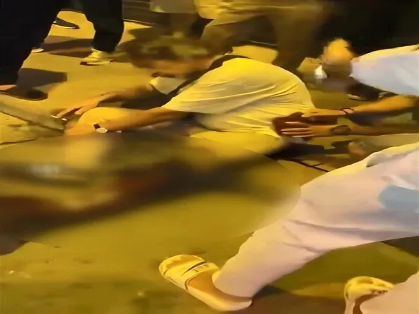 GusoderX's tweet photo. 🔴 | Beyoğlu'nda köpek tartışması kanlı bitti!

İstanbul Beyoğlu'nda İsmet Ramazan Ş.’nin (60) gezdirdiği pitbull cinsi köpek, Murat H.’nin (53) terrier cinsi köpeğine saldırdı. Yaşanan tartışmada Pitbull'un sahibi bıçaklanarak öldürüldü. (DHA)

Yasal düzenleme yapılarak çoğunlukla kriminal kişilerin sahiplendiği Pitbull cinsi canavarlar hiçbir istisna olmaksızın yasaklanmalı, kurallara aykırı hareket edenlere hapis cezası verilmelidir.

Sahipli köpeklerle ilgili yaşanan sorunlar için etkin bir şikayet, denetim ve ceza sistemi işletilmelidir.

@mustafaciftcitr I @ibrahimyumakli