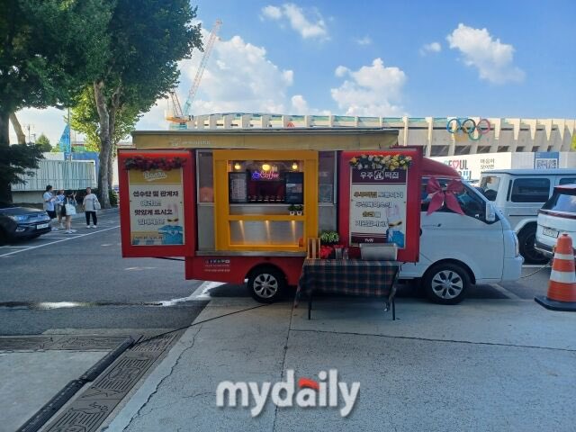 happypuppy901's tweet photo. 폭염으로 취소되어서 언니들이 잠실구장으로 커피차만 보냈다고하네요 https://t.co/ixF03nVcXX
