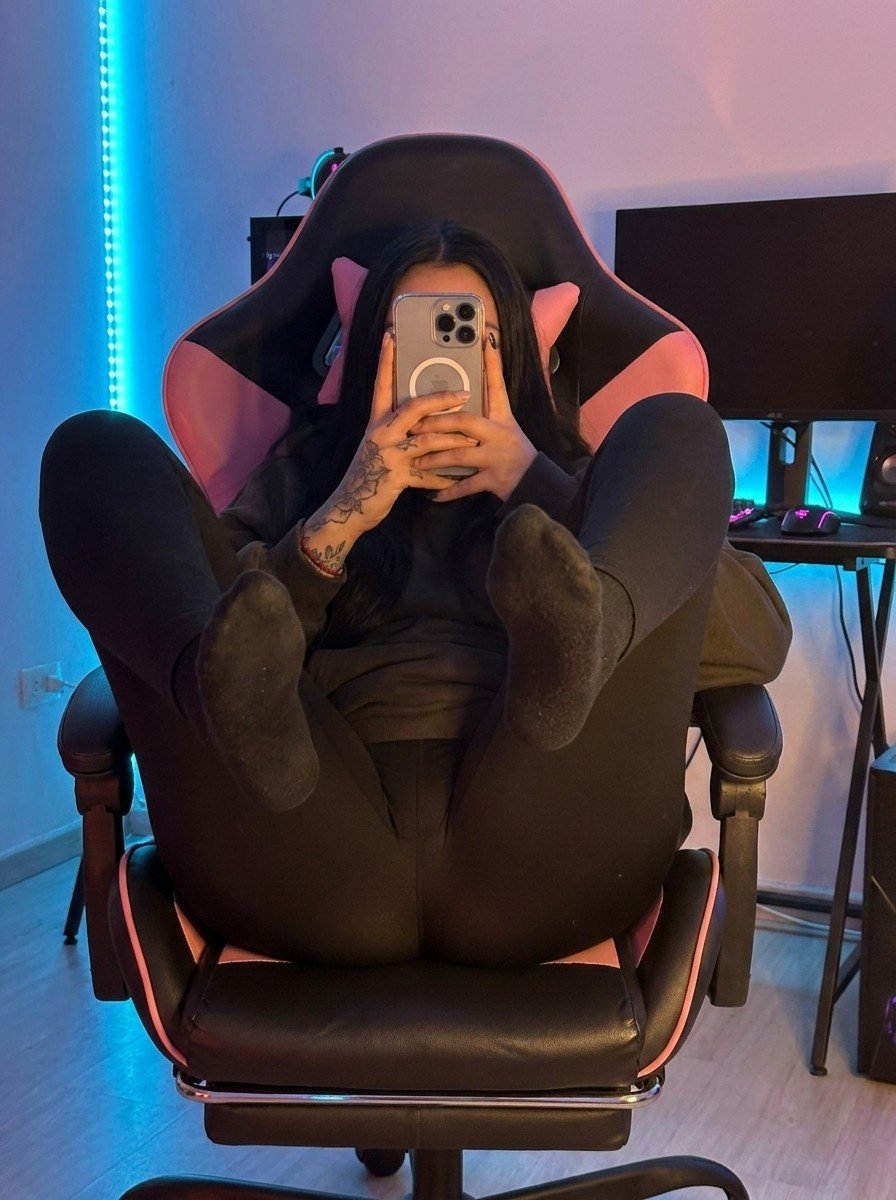 luciaxkiss's tweet photo. @YourSweetKarol i dont think you could handle what ive got for you baby https://t.co/5OrDVlnq0c