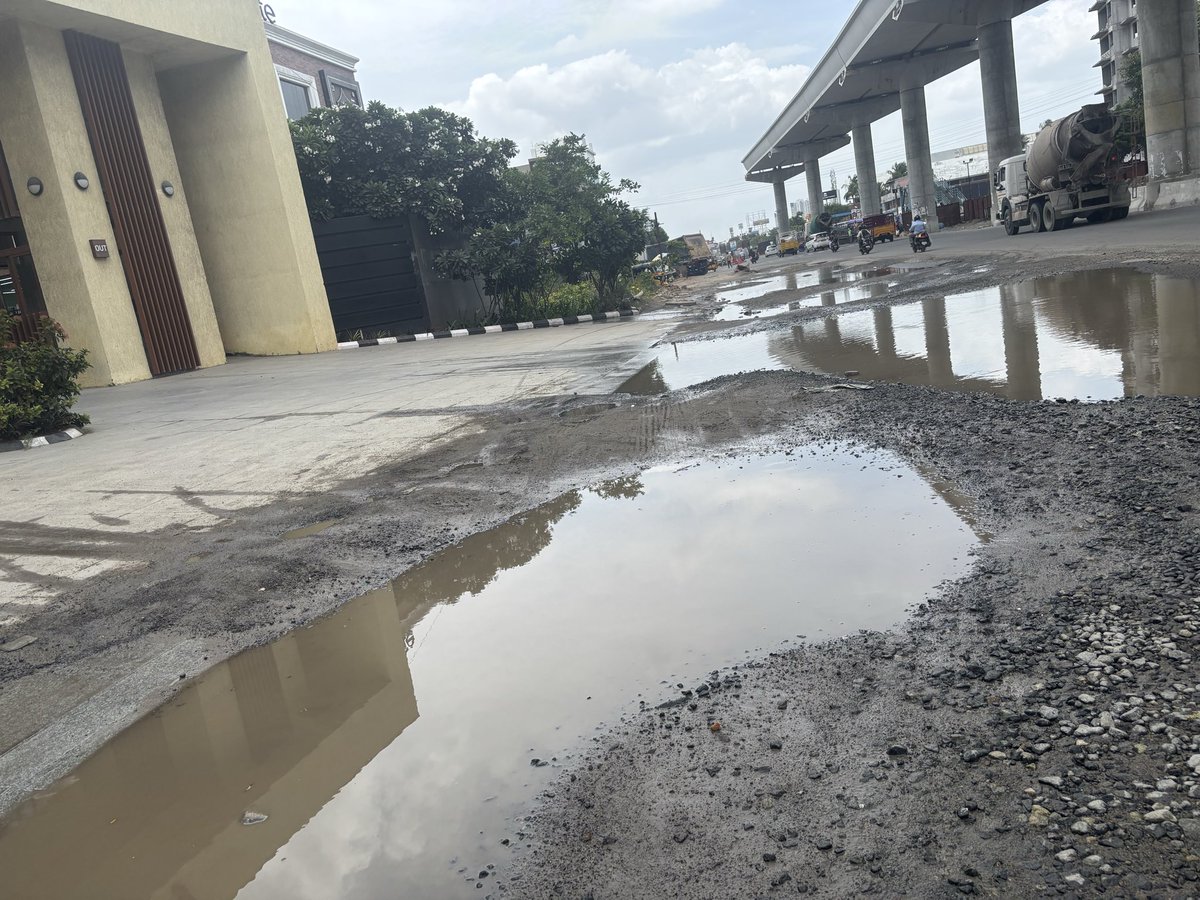 MahaRenuprakash's tweet photo. @chennaicorp 
Plight of our entrance for the past one year !!! Appaswamy Splendour OMR. When can we expect respite ? https://t.co/jQ3SacjI67