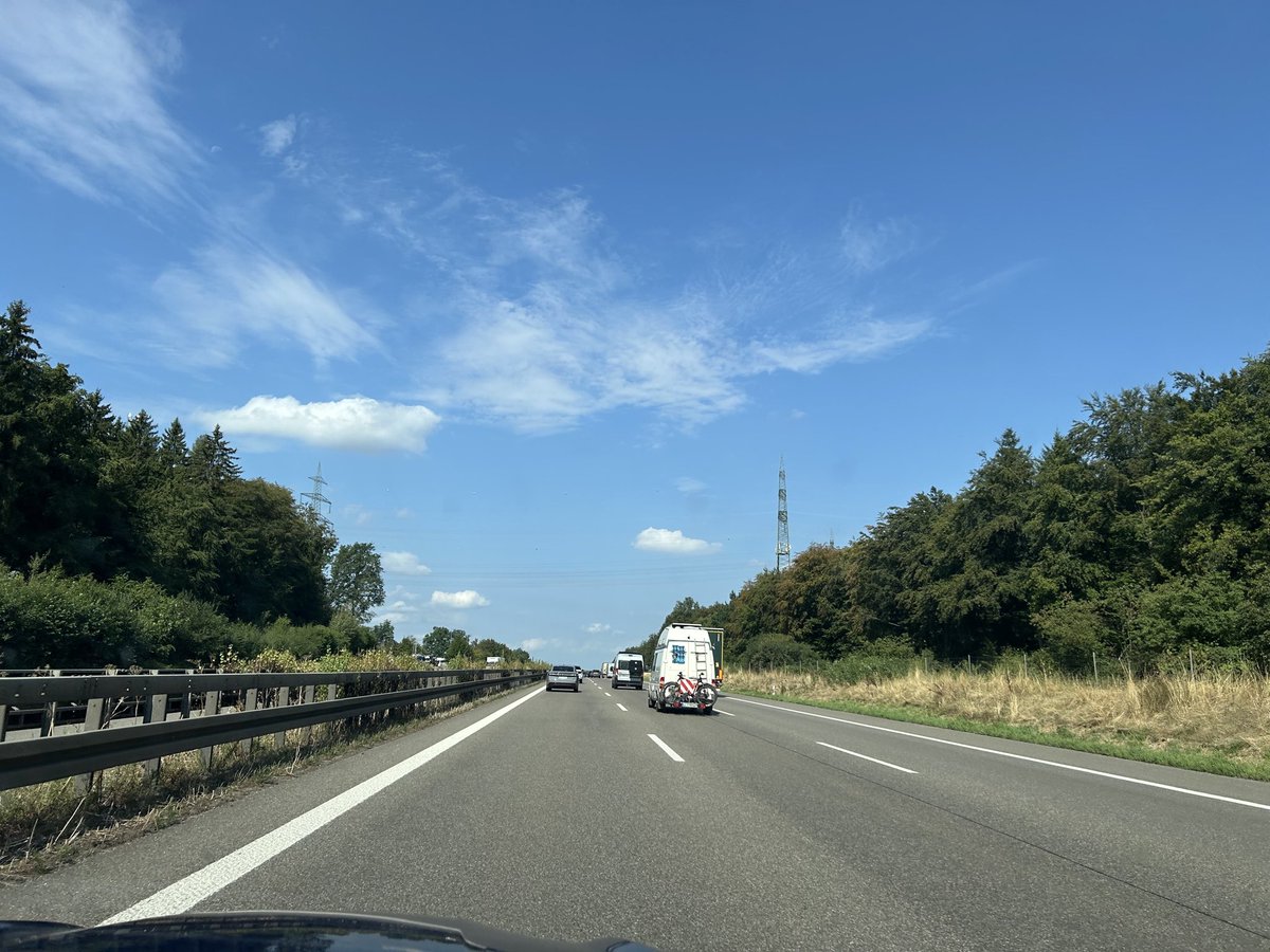 briglaurent's tweet photo. Vive les autoroutes allemandes ! Gratuites, de nombreuses sections sans limitation de vitesse et pas de radars fixes. On peut conduire, les allemands roulent à droite et respectent les limitations….le rêve de l’automobiliste français 😂 https://t.co/pRBVf9EytG