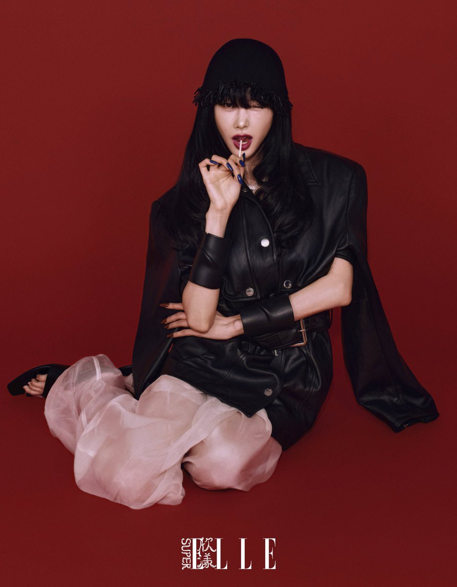 noarcsvin's tweet photo. [GISELLE x SuperELLE Q&A]

SuperELLE : Chinese fans describe you as having an 'ultimate big sis dream type' and even call you 'Mommy'. How do you interpret the descriptions?

🌙 : Everyone often calls me 'Mommy' but honestly i've always been curious about when exactly the nickname started to become popular (laughs)

Scan ©️ Roraeri