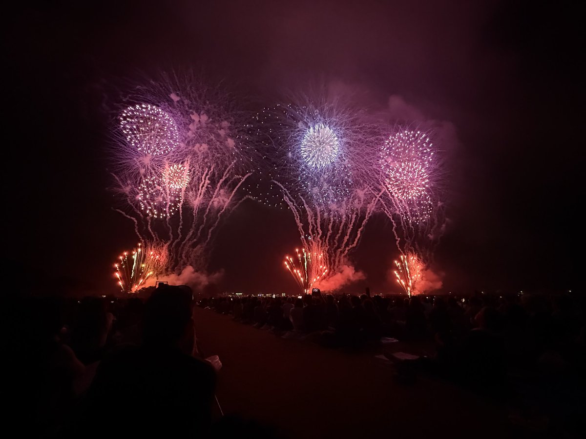 akarikobo's tweet photo. 8月2日
初の『新潟長岡花火大会』
を見てきました！
大きくて、長くて、観覧席が近すぎて、スマホに収まらない！
ブレブレの写真ですが！ https://t.co/Eq5CqGFfyX