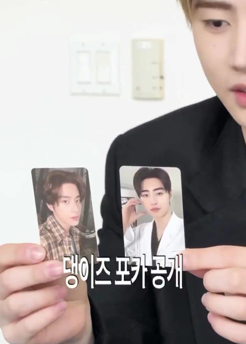 jakeyclub's tweet photo. sunghoon pulling jake’s photocard from the sin : bliss album engene ver 😭 https://t.co/zxBEQJRUp2