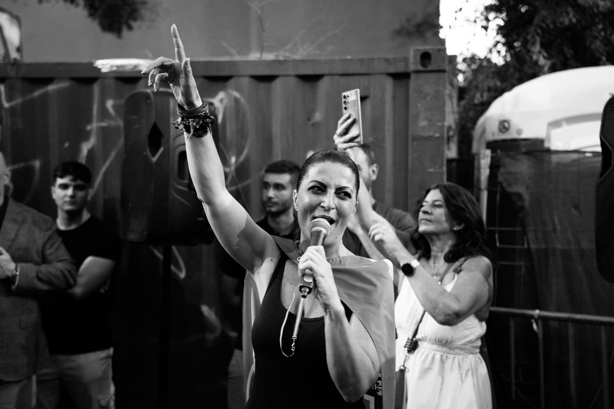 Macarena_Olona's tweet photo. Quienes nos seguís a ambos, recordaréis que @RobertoVaquero_ y yo tuvimos un comienzo muy complicado hace 3 años.

Nos conocimos en el evento “Letras en Sevilla”, en 2023, organizado por @perezreverte 

No fue, con mucho, mi mejor día.

Años después, yo ya alejada de la primera línea política, volvimos a encontrarnos. Roberto me invitó a su podcast. Y lo primero que hice, ante las cámaras, fue pedirle disculpas públicamente. El día que le conocí yo estaba llena de prejuicios. Di por supuesto que formaba parte de esa izquierda que ataca sistemáticamente a las Fuerzas y Cuerpos de Seguridad porque odian todo lo que representa España. Me equivoque profundamente.

Llevaba mucho tiempo pidiéndole a Roberto que nos sacara a la calle en una concentración. Por la defensa de España, la Patria, que es lo que nos une, por encima de las diferencias que tenemos. Es un hombre de palabra y ha conseguido unir la voz de 5.000 españoles, de muy distinta ideología y condición, frente a la Embajada de Marruecos en Madrid, en la concentracion convocada por @frenteobreroesp en defensa de nuestras fronteras.

Se equivoca quien interpreta mi asistencia en clave politica. Yo estoy fuera de la politica. Pero soy una española que no se rinde y, en lo que esta en mano, sigo en lucha por el bien comun, a uno y otro lado del Atlantico.

Con lo mal que empezamos, no os imaginais lo feliz que soy viendo estas imagenes. Hubo un tiempo que veia con prejuicios a un politico de ideologia distinta a la mia. Hoy veo a un amigo. Como española, solo puedo darle las gracias por no rendirse. Reconozco al guerrero por encima de cualquier diferencia. Fuerza y honor 🇪🇸
