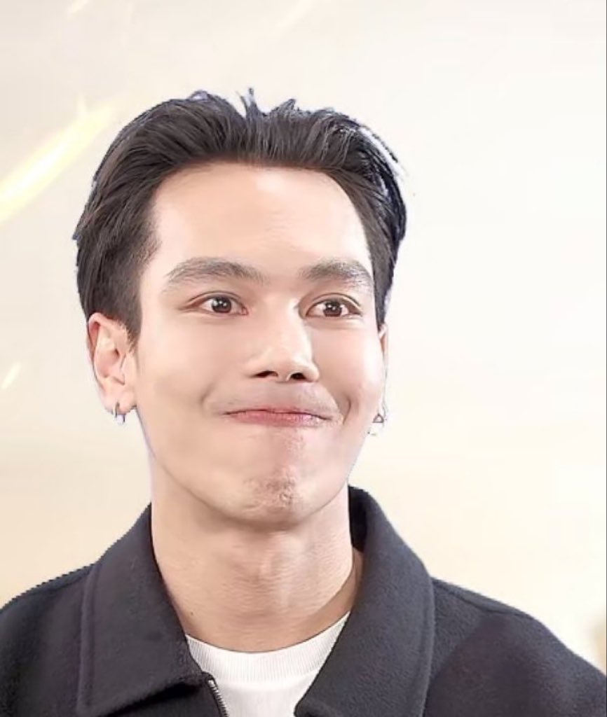 aombxny's tweet photo. นี่ชอบแก้มอ้วมๆของพี่ตรีง่ะ โคตรจะลูกอ้วมดื้อๆ สายตาซนมาก https://t.co/ch4yQlXlXI